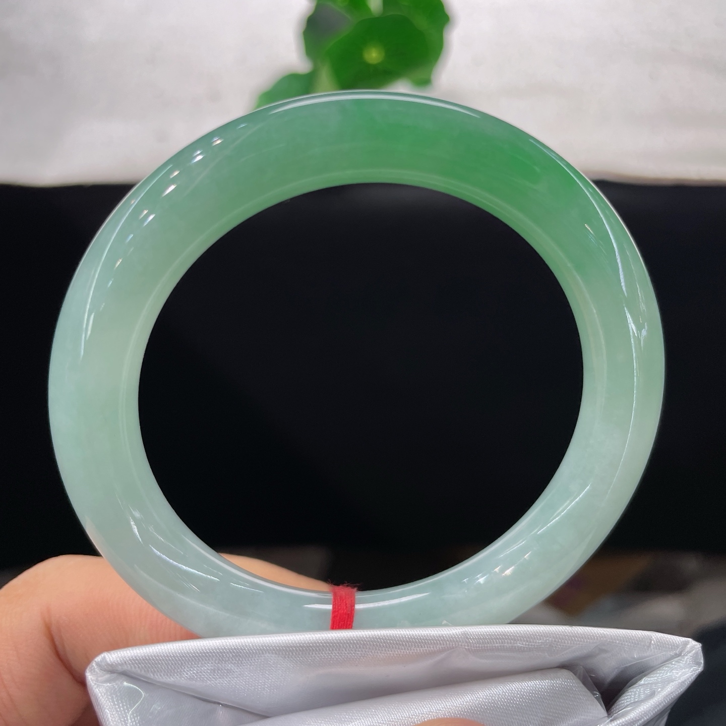 圈口57/10，果绿圆条，正圈58/59可戴，仿若春山含翠，质地温润澄澈。一抹鲜绿悠然流淌。无裂。