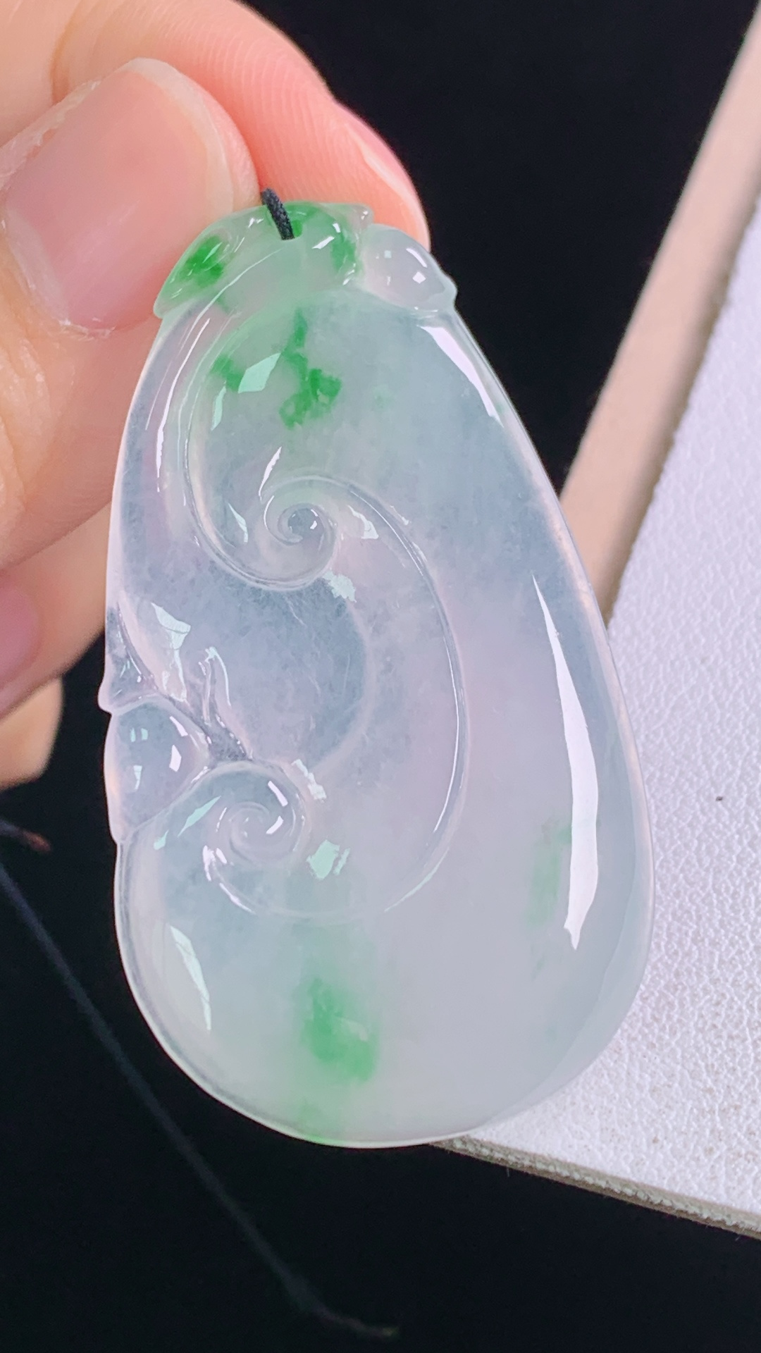 冰飘绿如意,翠色灵动，清透起光，无裂,尺寸:46.2-26.1-4.8mm 25