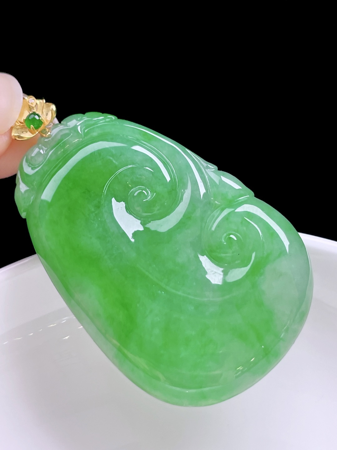 冰阳绿如意,色泽浓郁，种老水润，18k金镶嵌,整体：51,裸石：44.6/30.3/5.6