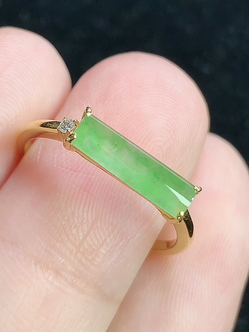18k金镶冰绿马鞍戒指，无裂，裸石尺寸11.5-3.3-1.4mm，13号手寸，D30sag