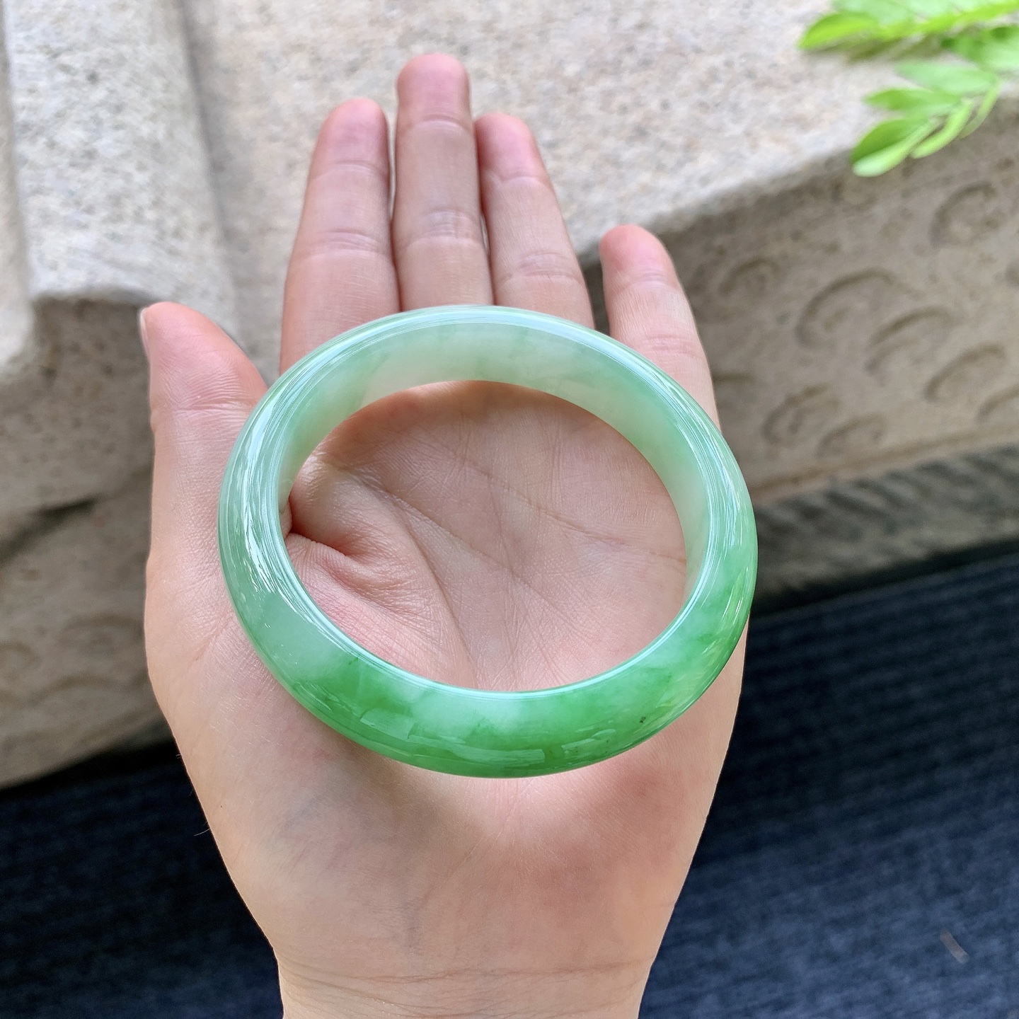 圆条54 55，圈口55.6/12/7.7，编码W6083018，糯冰飘辣绿，水润，种老，细腻，无裂