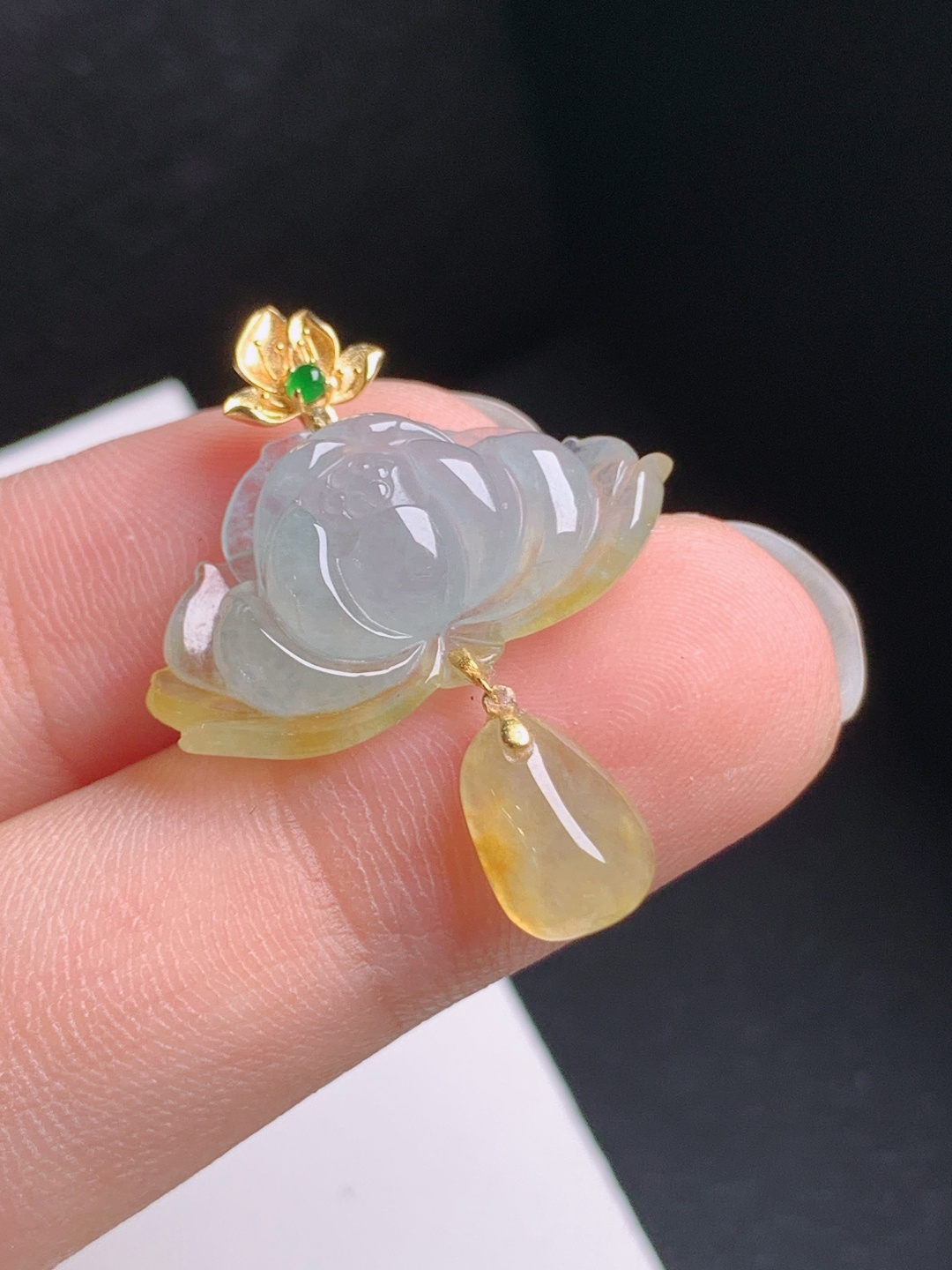 冰黄翡莲花吊坠，种水清透，雅致灵动，和和美美