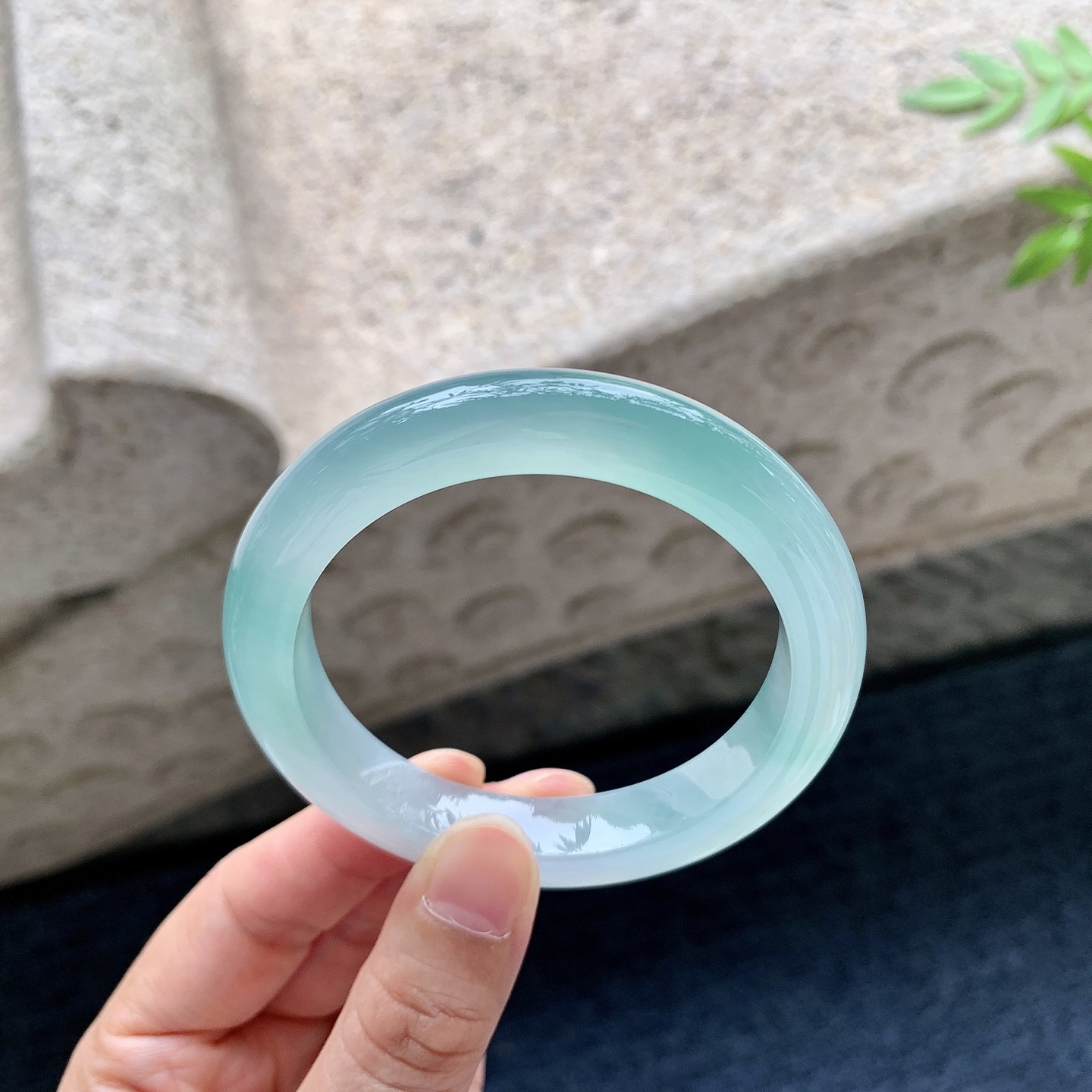 正圈53 54，圈口53.8/10.2/8.8，编码B2083165，描述冰天空蓝，清透，水润，种老，打灯有絮线