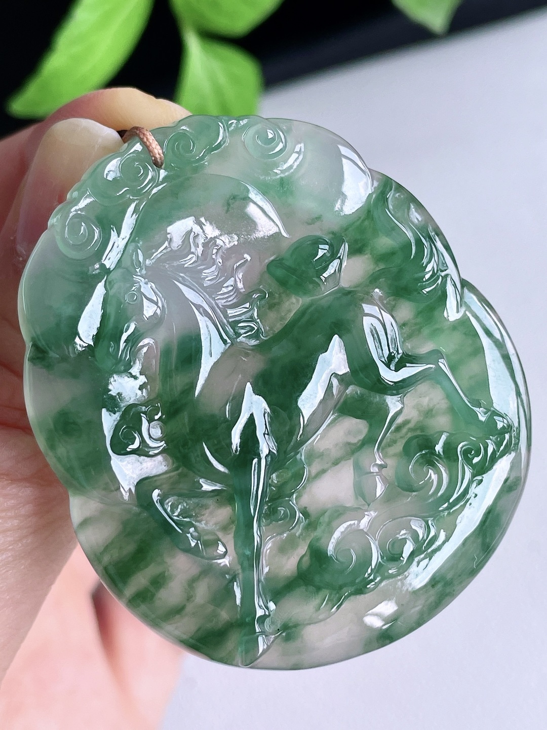 冰飘绿花生肖马牌吊坠,缅料,无裂,性比高,飘花,尺寸48.3-41.7-6,重量21.4克