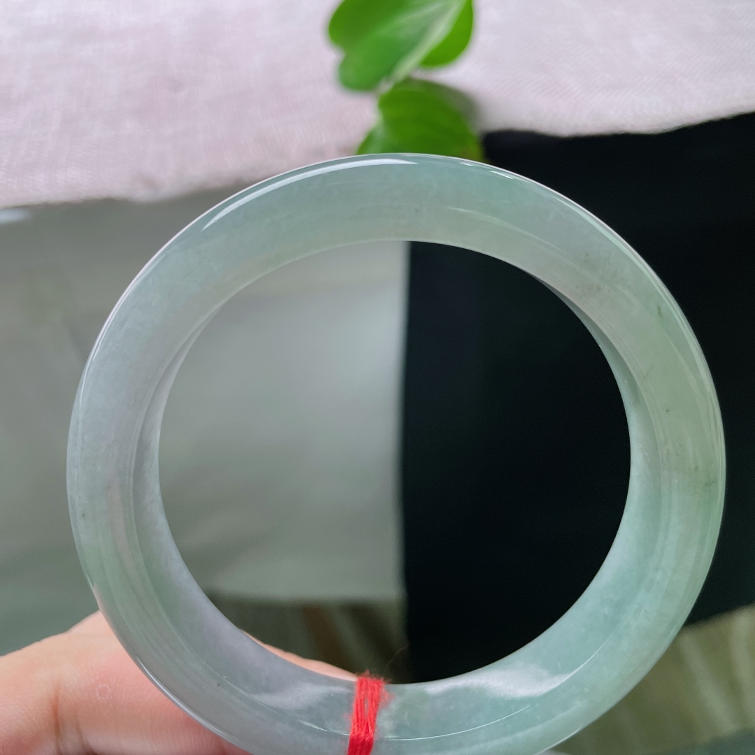 57/12.5/8.8，油青正圈，无裂，清润浅冰翠色素雅干净，大方耐看，休闲穿搭皆简约百搭。ss52
