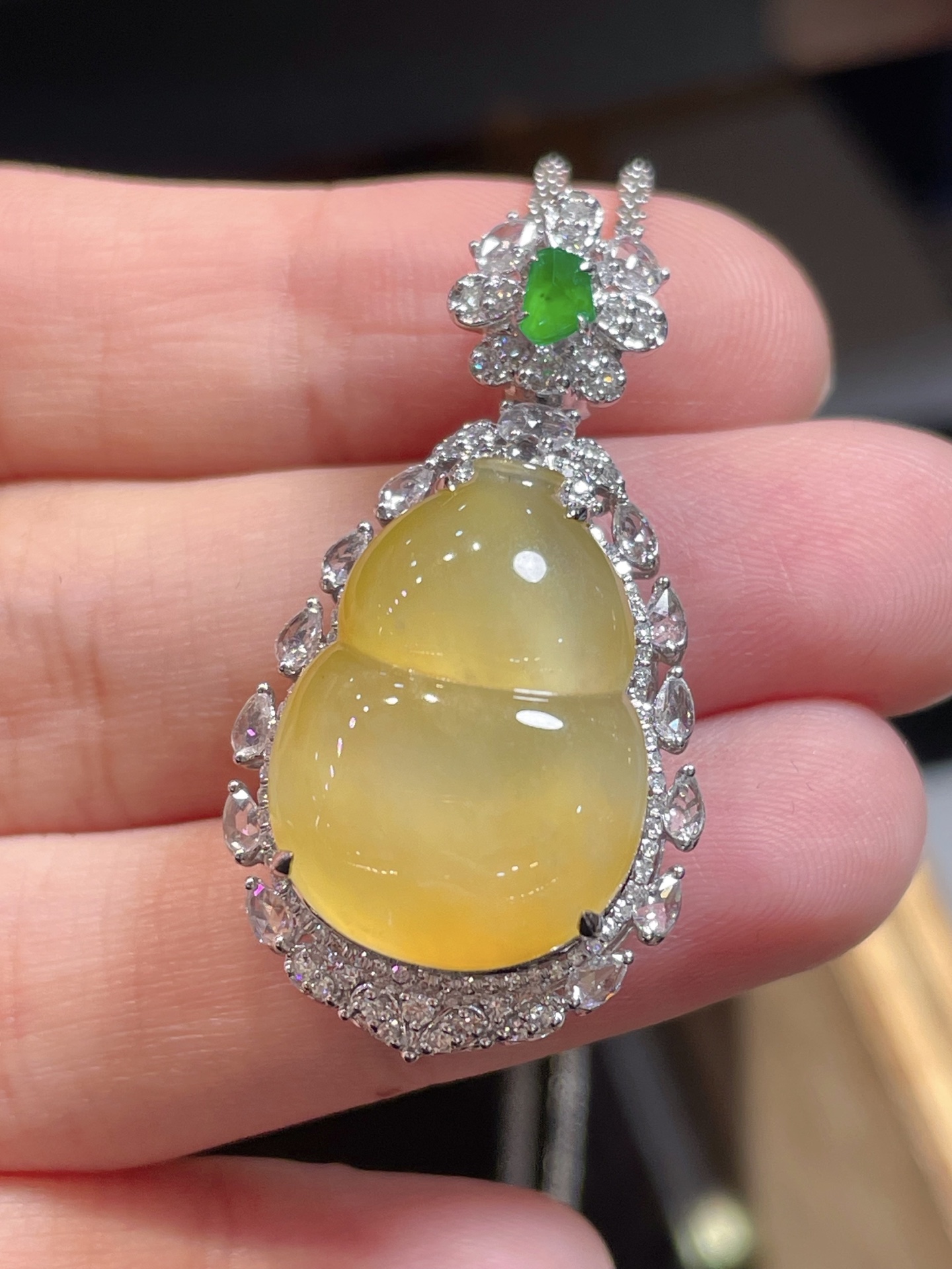 黄翡葫芦吊坠，种水好好，裸石很饱满，专挑好品相，18k镶嵌，20.5-15-5.5