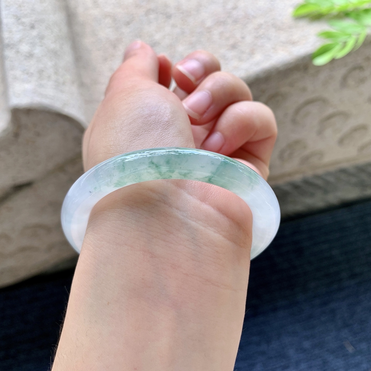 圆条50 51，【圈口】51/8/8.1，【编码】DW083043，【描述】冰糯飘花，水润，种老，细腻，打灯有絮线