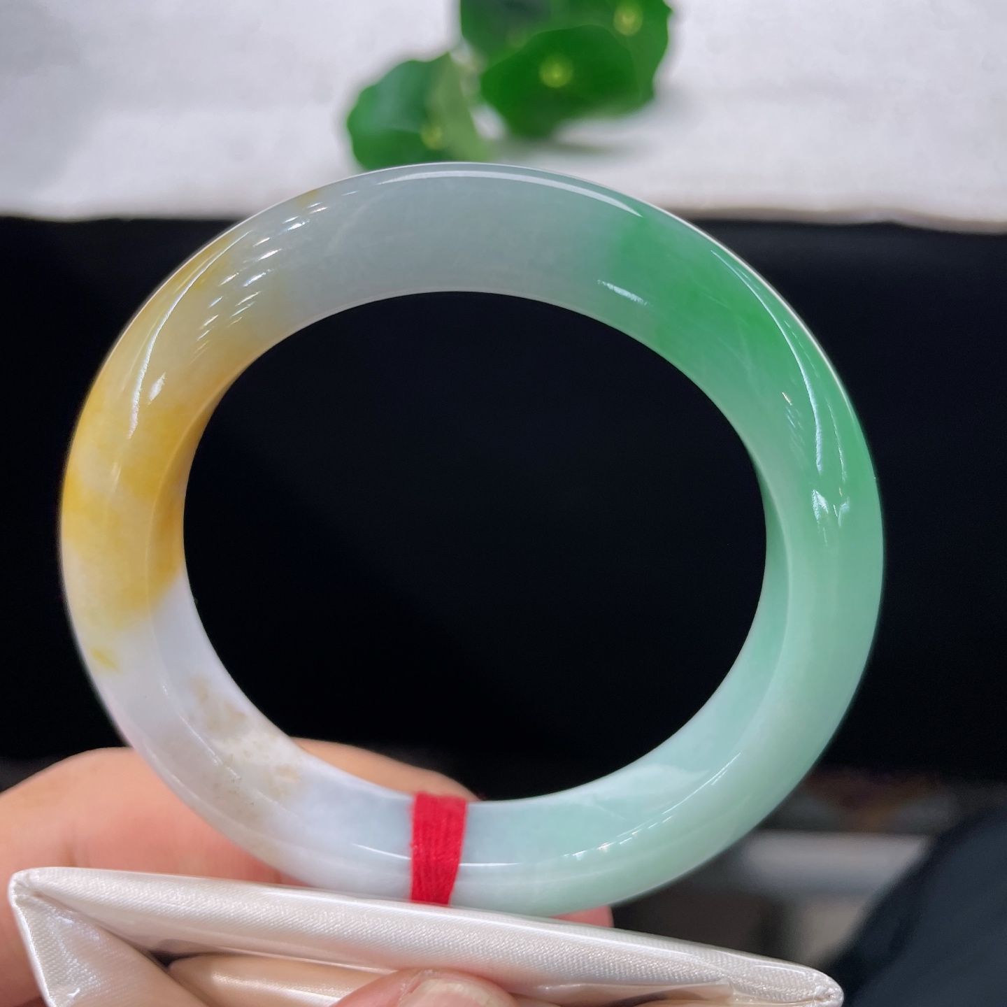 【翡翠手镯】圈口54.7/11.8/9.5，黄加绿正圈，54/55可戴，仿若三色成诗，色彩层次灵动鲜