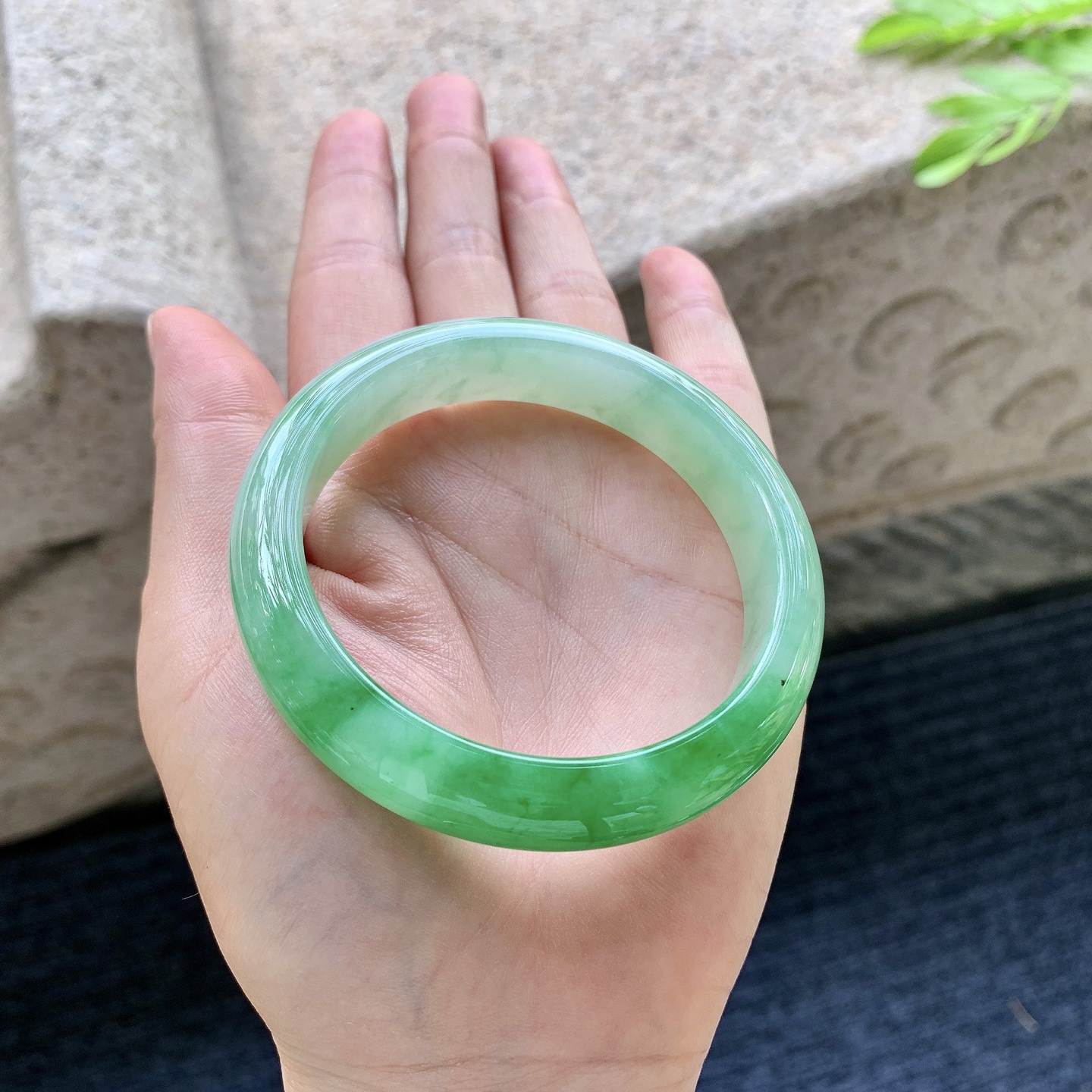 圆条54 55，圈口55.6/12/7.7，编码W6083018，糯冰飘辣绿，水润，种老，细腻，无裂