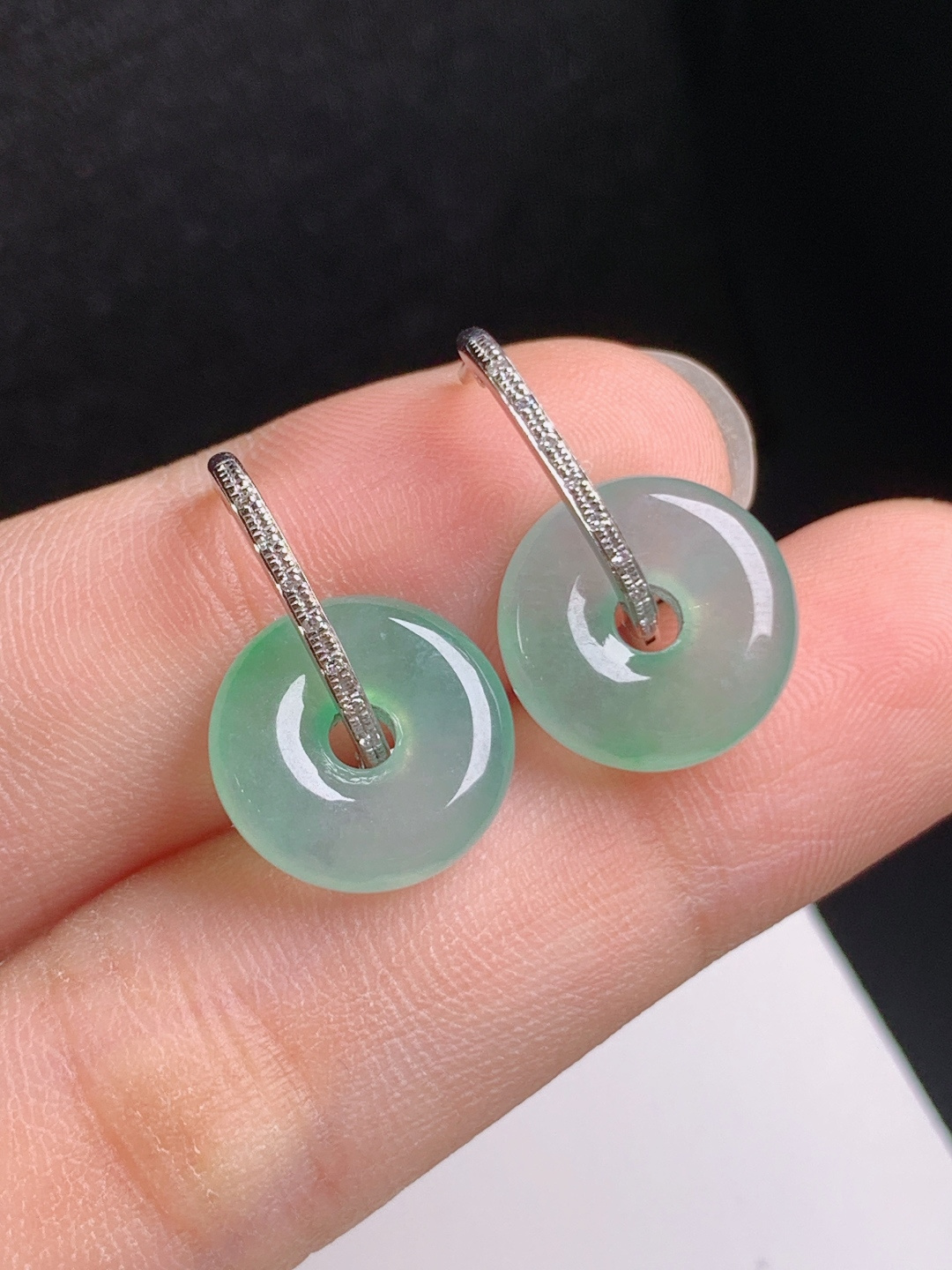 冰飘绿甜甜圈耳坠，种水清透，简约灵动，温婉雅致