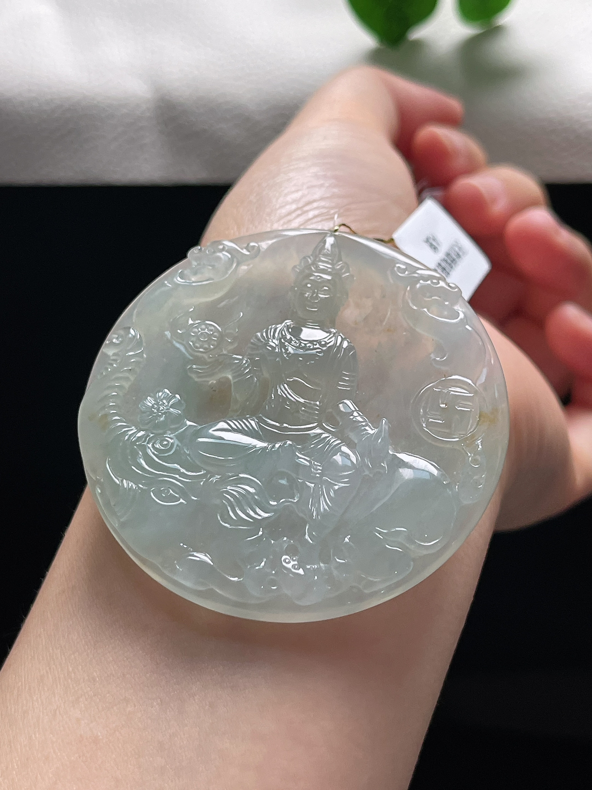 翡翠冰糯种淡绿色吊坠