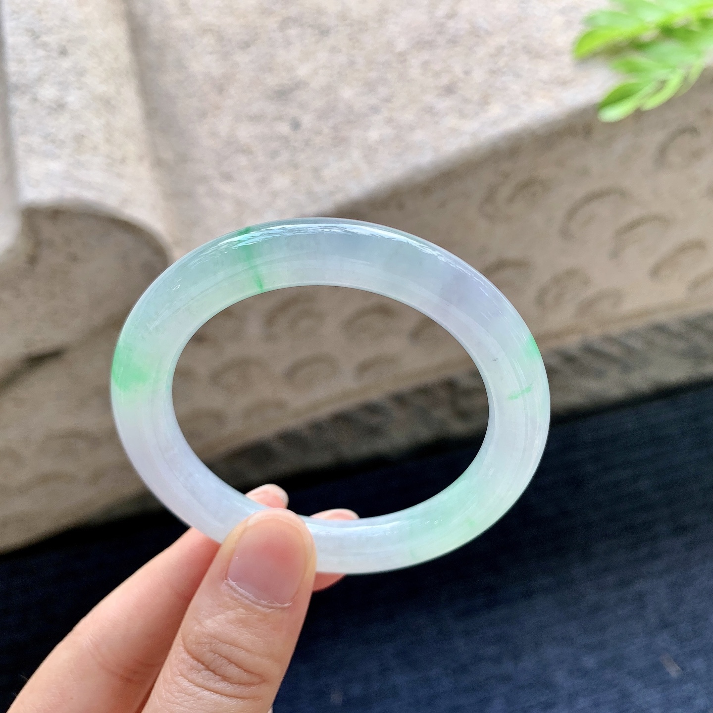 圆条49 50,【圈口】50/8.5/9,【编码】DZ083009,【描述】冰糯飘绿，水润，种老，细腻，打灯有纹线
