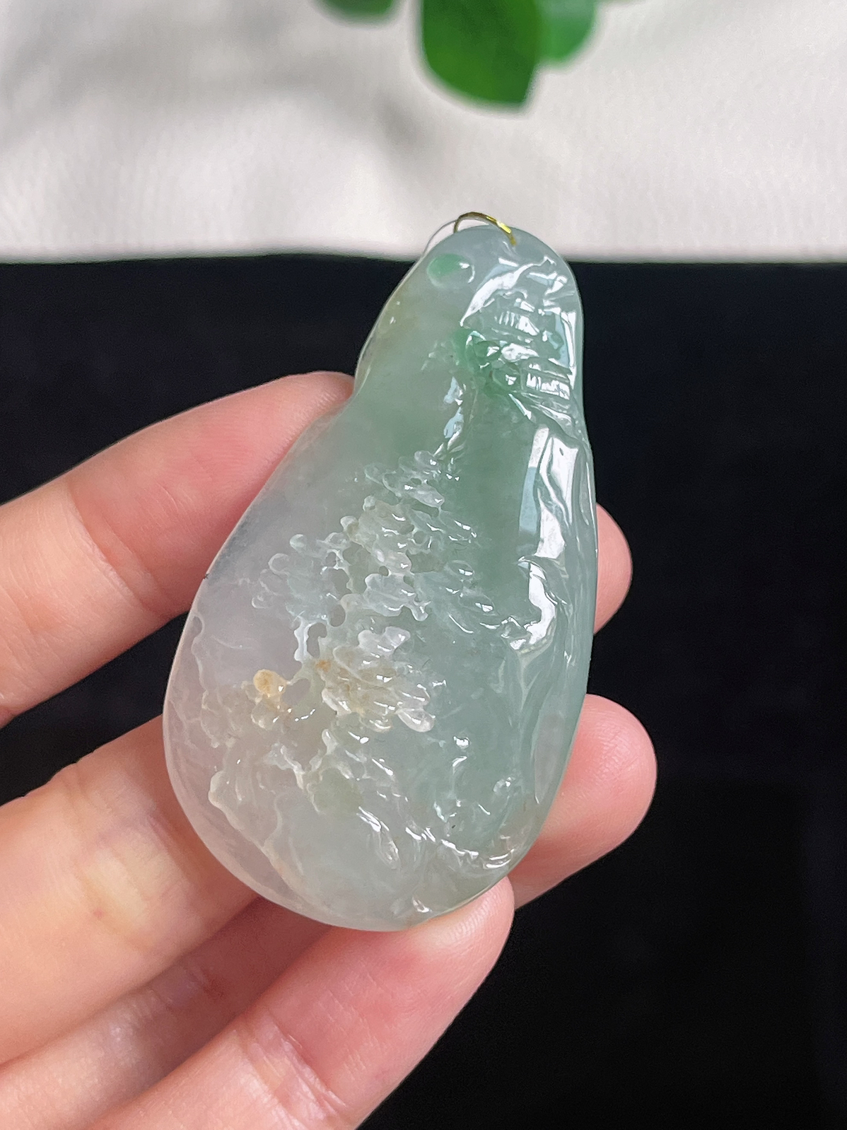 翡翠冰糯种淡绿色山水牌