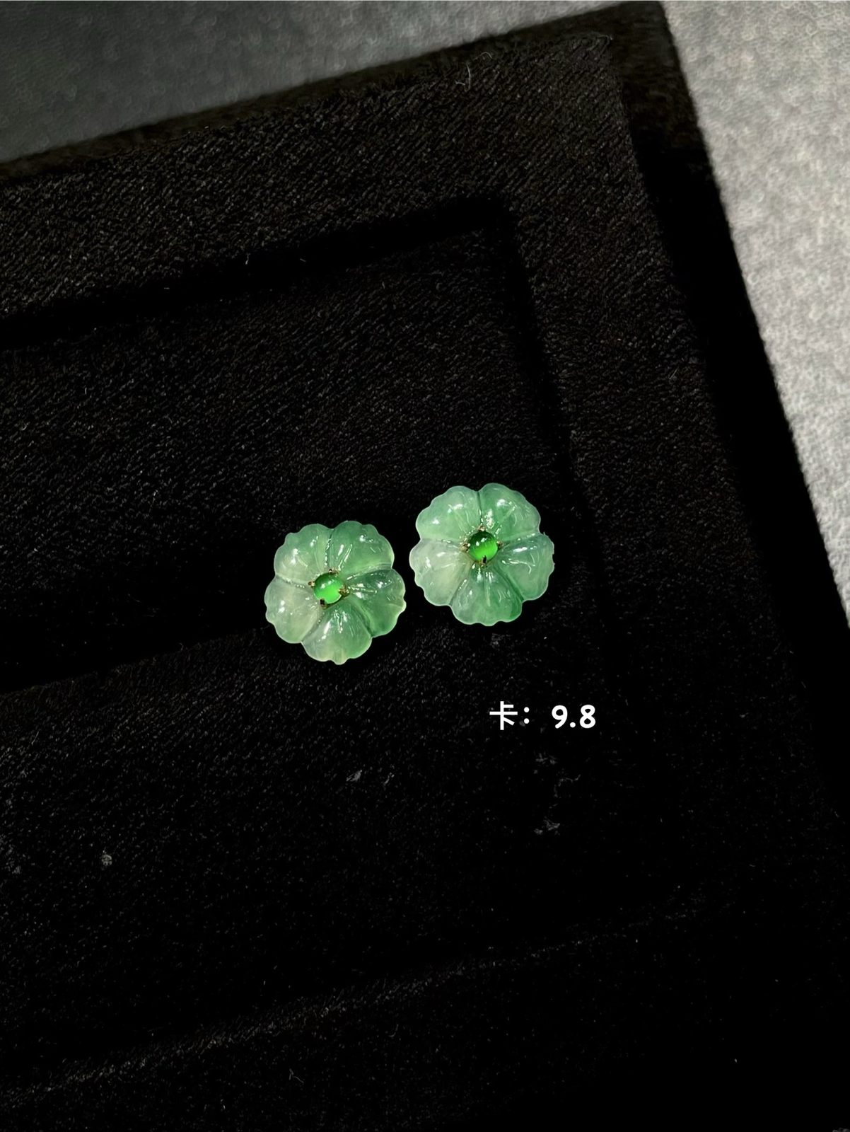 冰飘花花朵耳钉｜18K金
翠色飘花凝于玉，花开耳畔