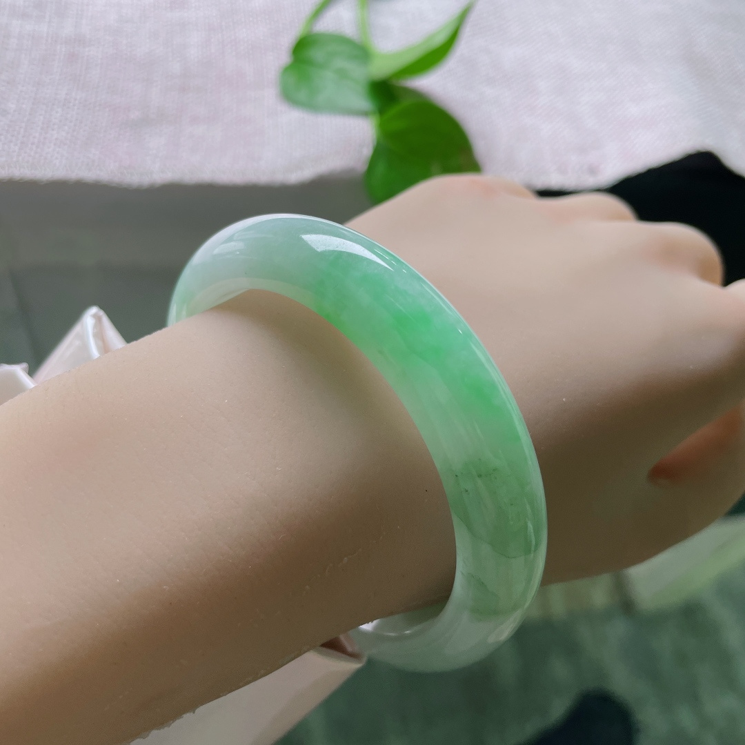 绿底正圈，有纹，天然结构，原生肌理自带独一份温柔缺陷美，意境别致耐看。ss55200a。