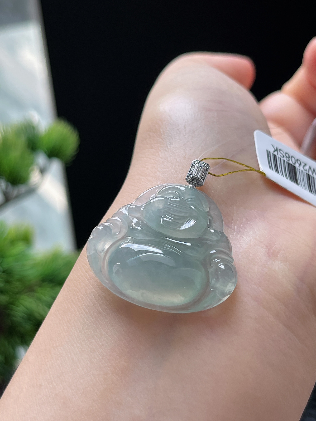 翡翠冰糯种淡绿色吊坠，印记：G18K,伴钻石
