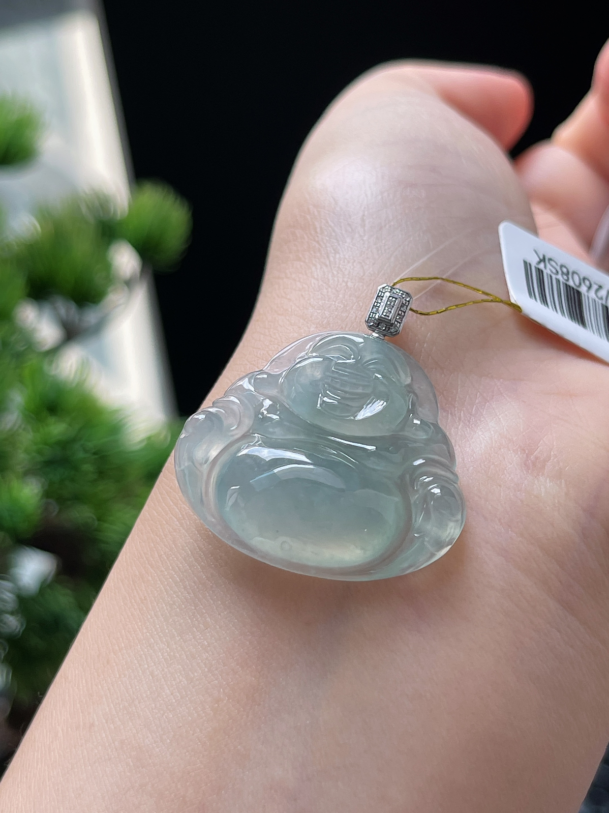 翡翠冰糯种淡绿色吊坠，印记：G18K,伴钻石