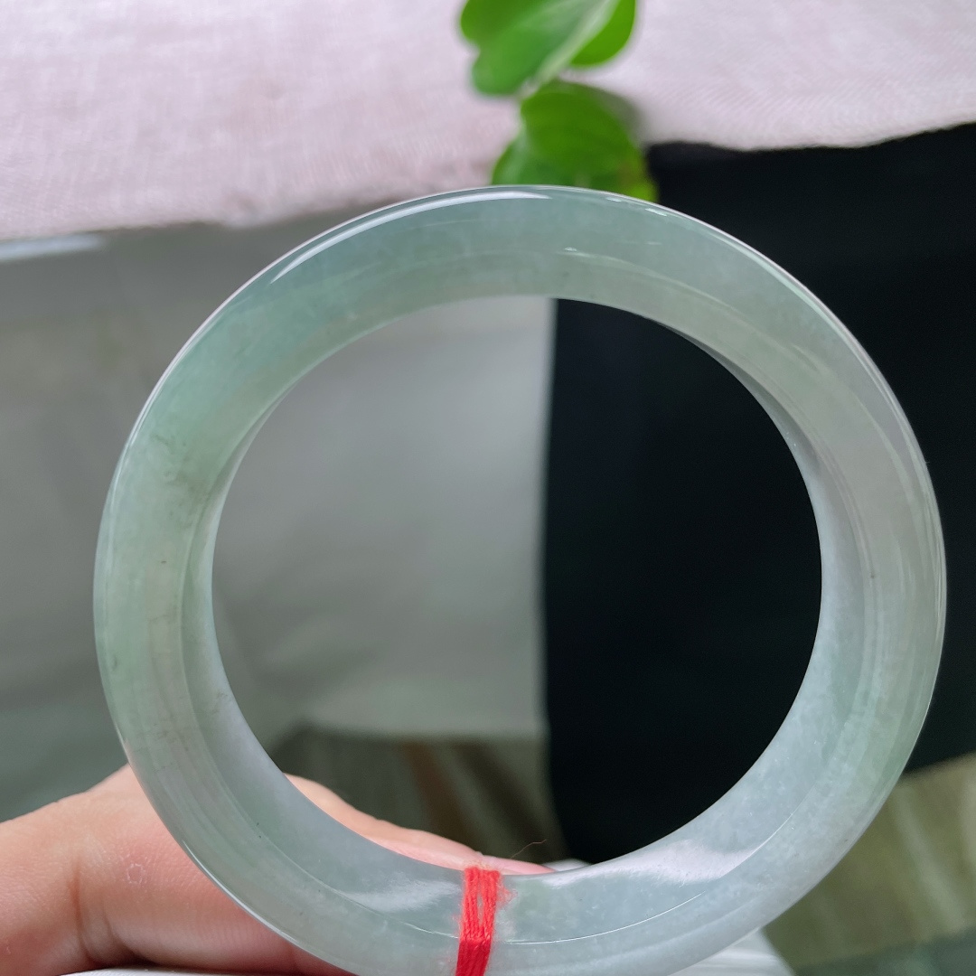 57/12.5/8.8，油青正圈，无裂，清润浅冰翠色素雅干净，大方耐看，休闲穿搭皆简约百搭。ss52120a