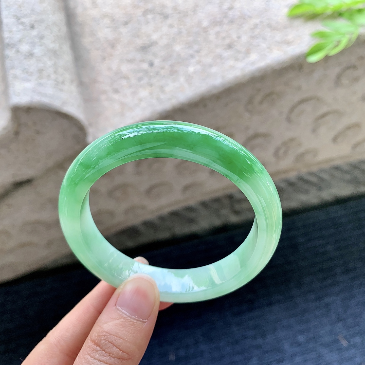 圆条54 55，圈口55.6/12/7.7，编码W6083018，糯冰飘辣绿，水润，种老，细腻，无裂