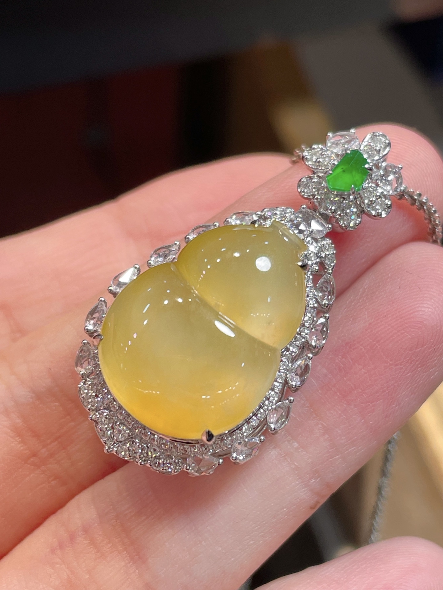 黄翡葫芦吊坠，种水好好，裸石很饱满，专挑好品相，18k镶嵌，20.5-15-5.5