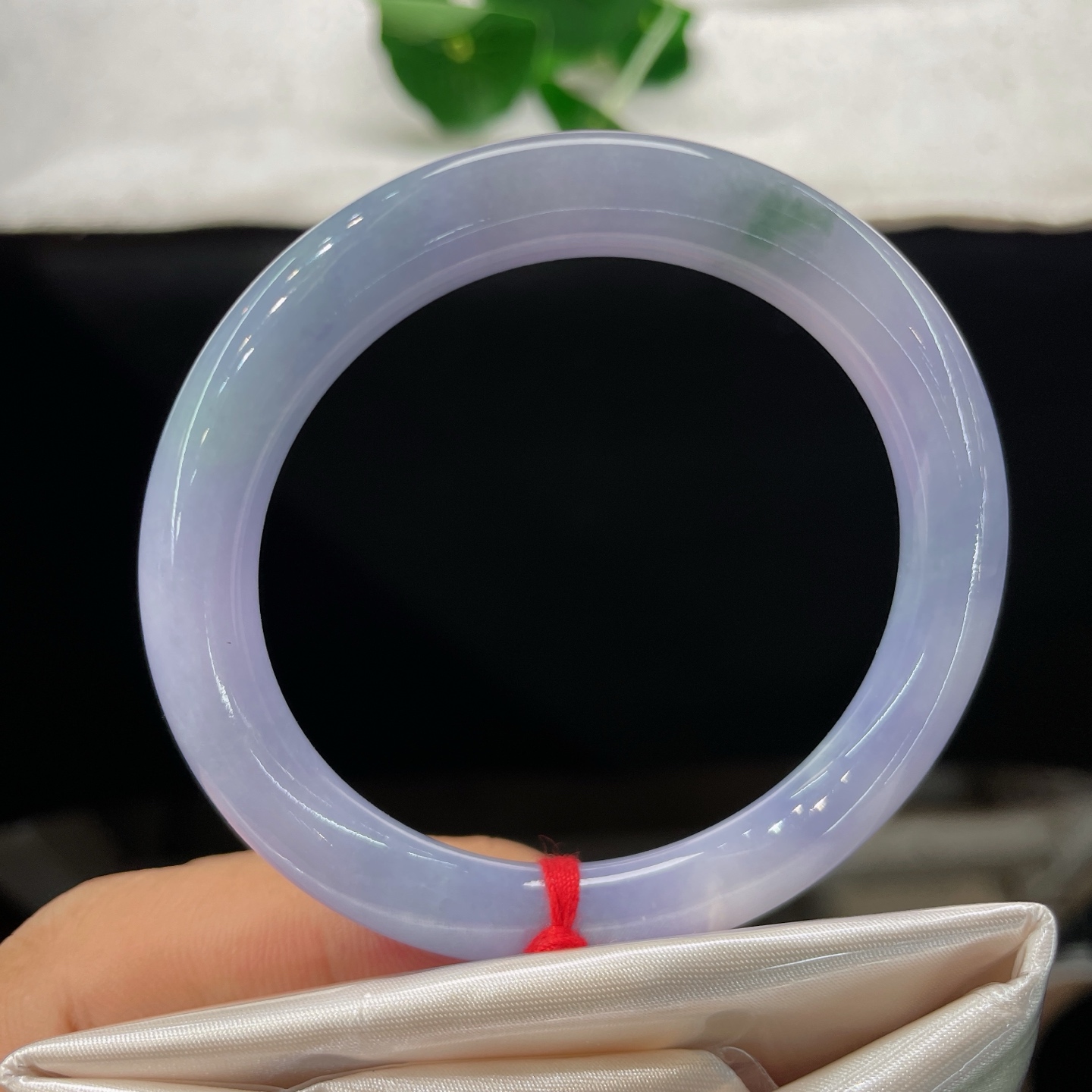 【翡翠手镯】圈口51.8/8.7，圆条，正圈53/54可戴，仿若紫雾衔春，质地澄澈莹润。淡紫氤氲，一