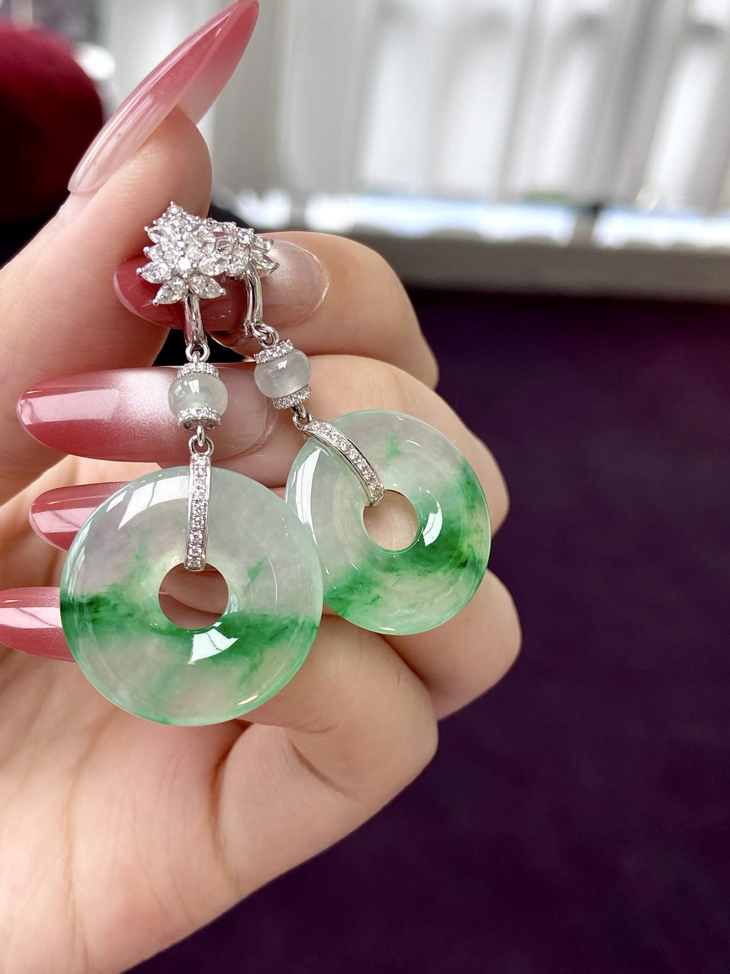 高冰种飘绿平安扣耳坠，种水色，空灵的丝丝绿意，简直不要太灵气了，意境感绝美，上耳清韵显贵：47，裸石：24.2-3.9mm，无裂。