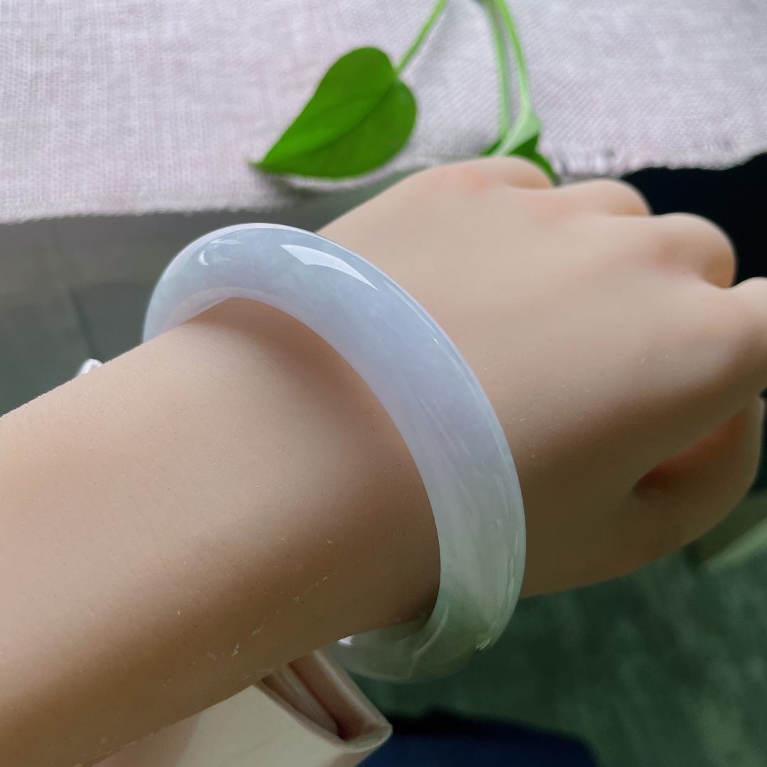 绿底正圈，内纹，翠色随性晕染，浓淡相宜，不扎堆不艳俗，像春风拂过泛起的一抹绿意。ss57816a