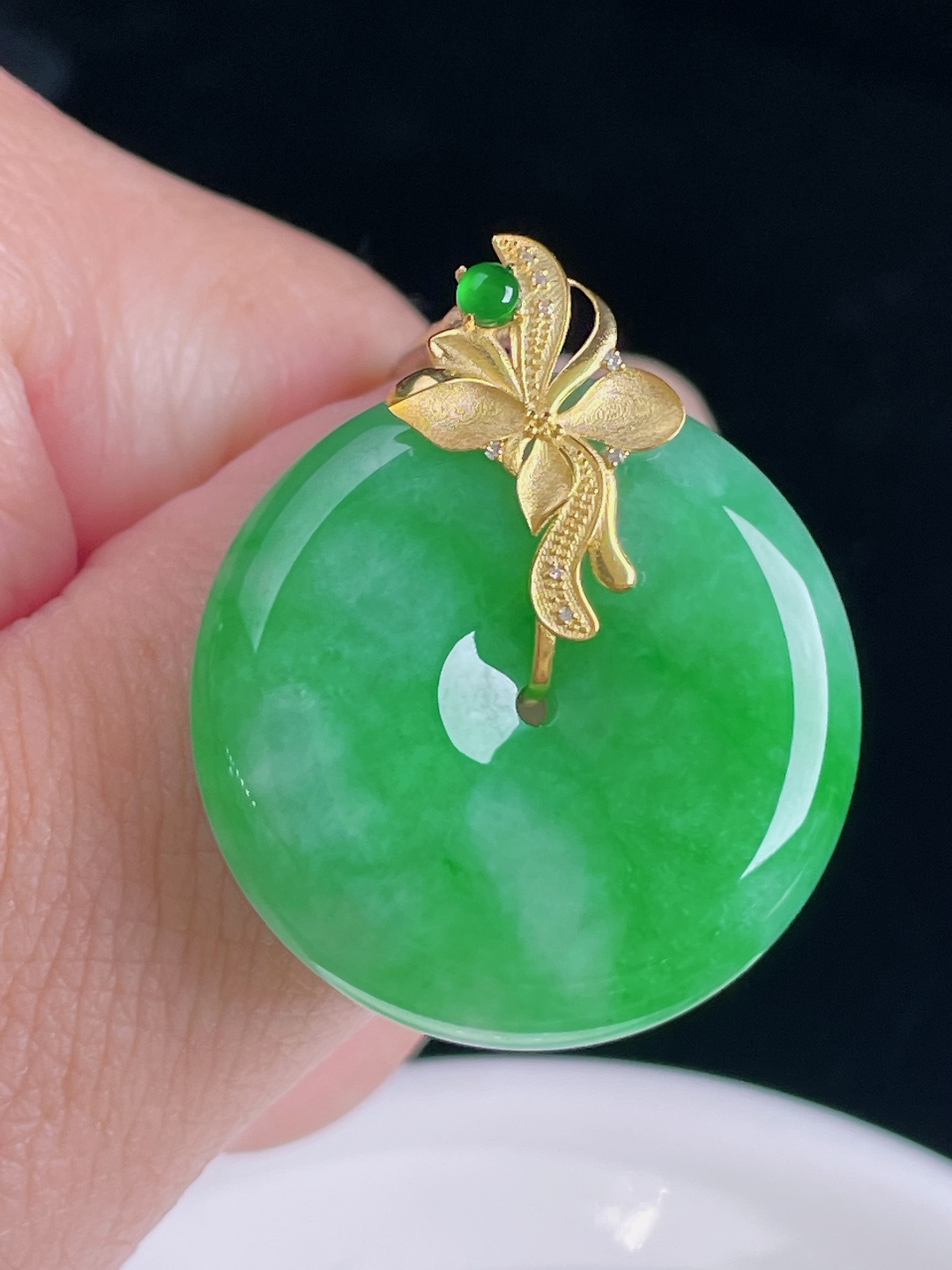 飘绿平安扣，18k镶嵌，老种起光，细底通透，尺寸：33裸石28/6.5mm0829