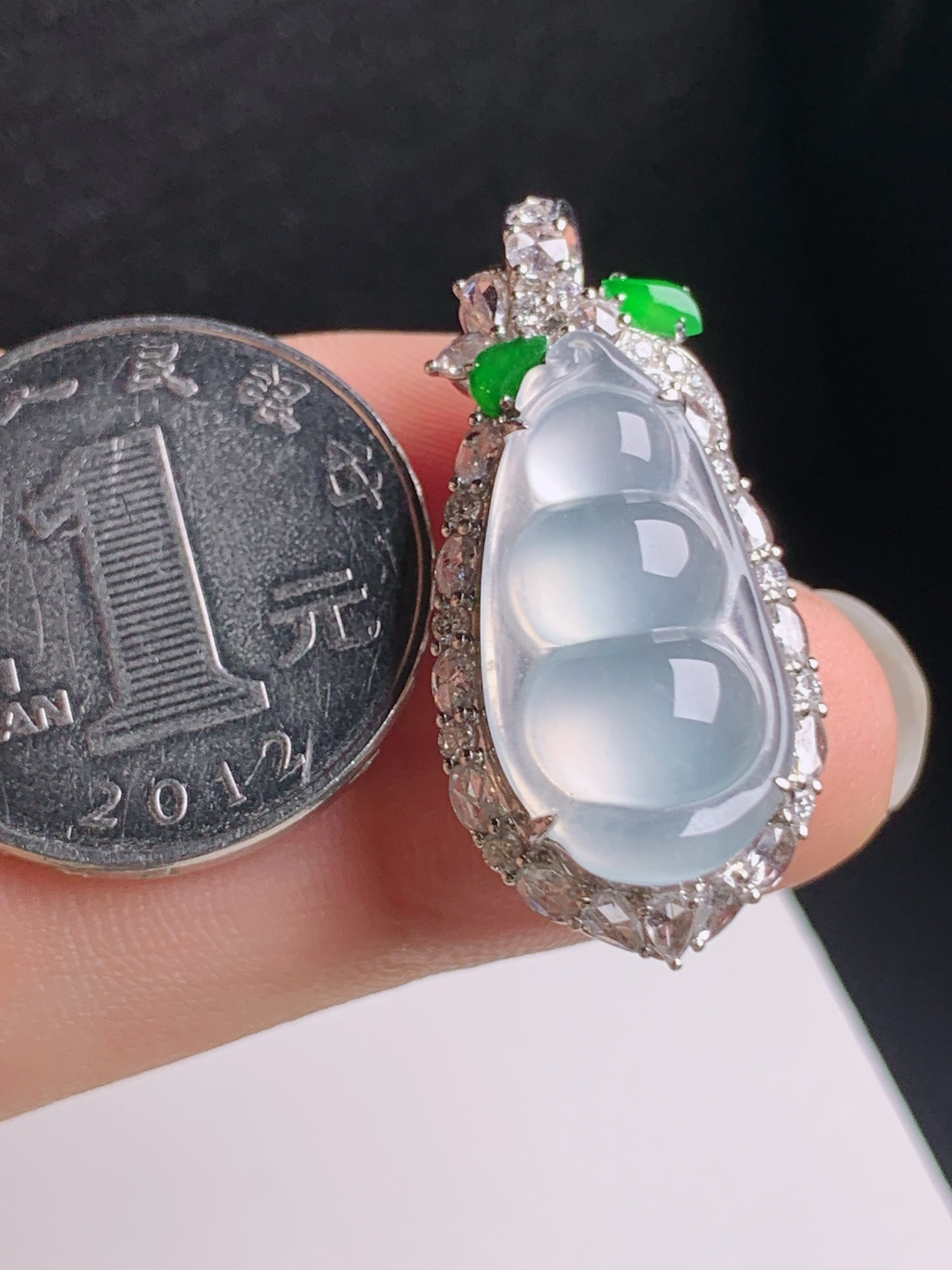 福豆吊坠，冰透起光，形体饱满，连中三元，裸石22.1-11.7-3.333-15.5-12.7，97