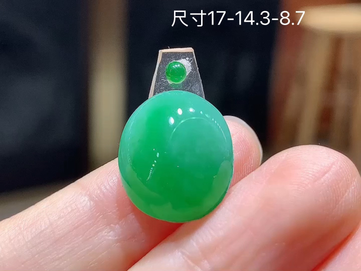 豆绿蛋面,老坑冰透 种老水足 水润光泽,性比高,无裂,尺寸看图