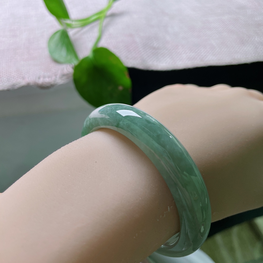 飘花正圈，有裂，细腻水润，深浅绿意错落交融，如水墨漫入清潭，上手沉静大方，ss56513a