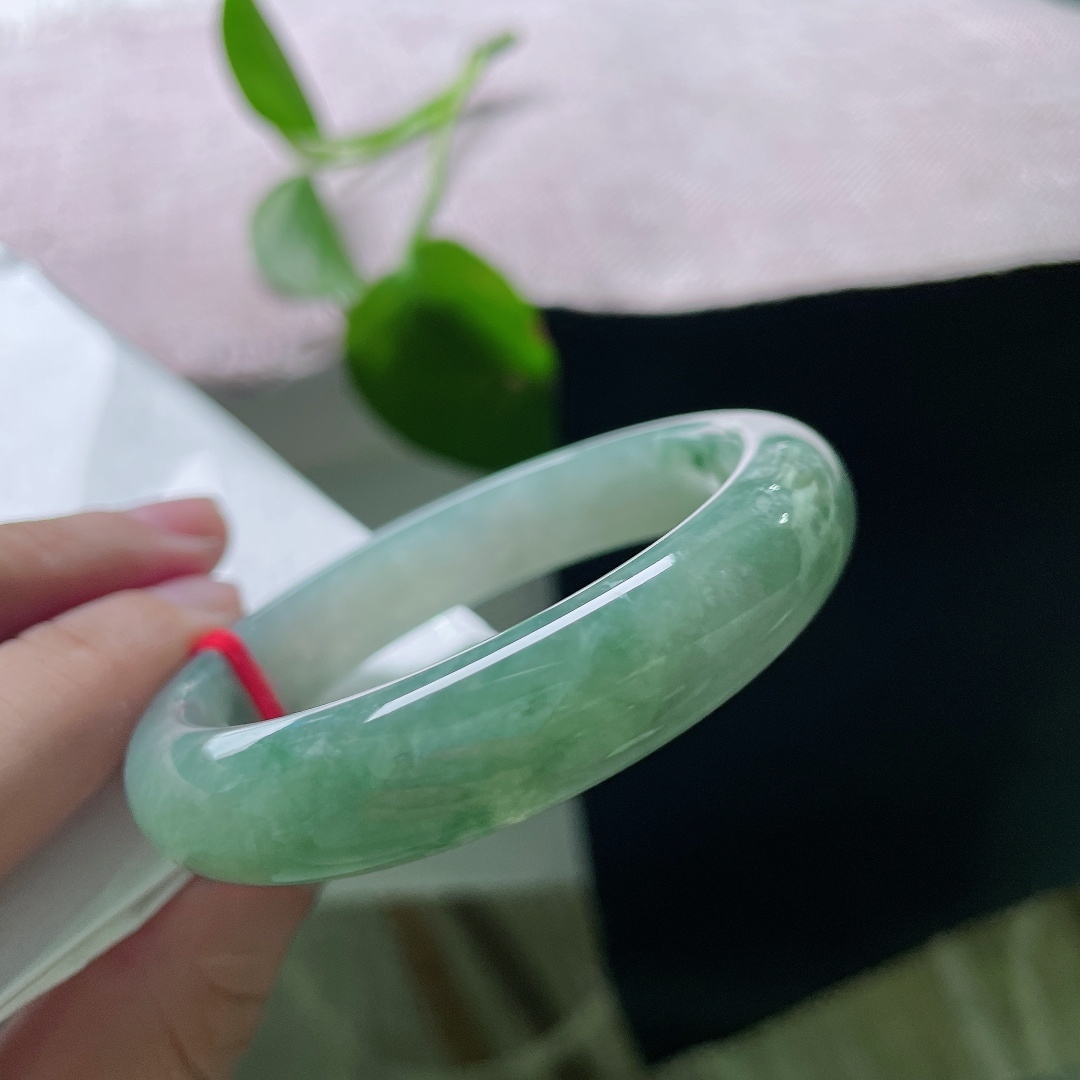 飘花正圈，有裂，细腻水润，深浅绿意错落交融，如水墨漫入清潭，上手沉静大方，ss56513a