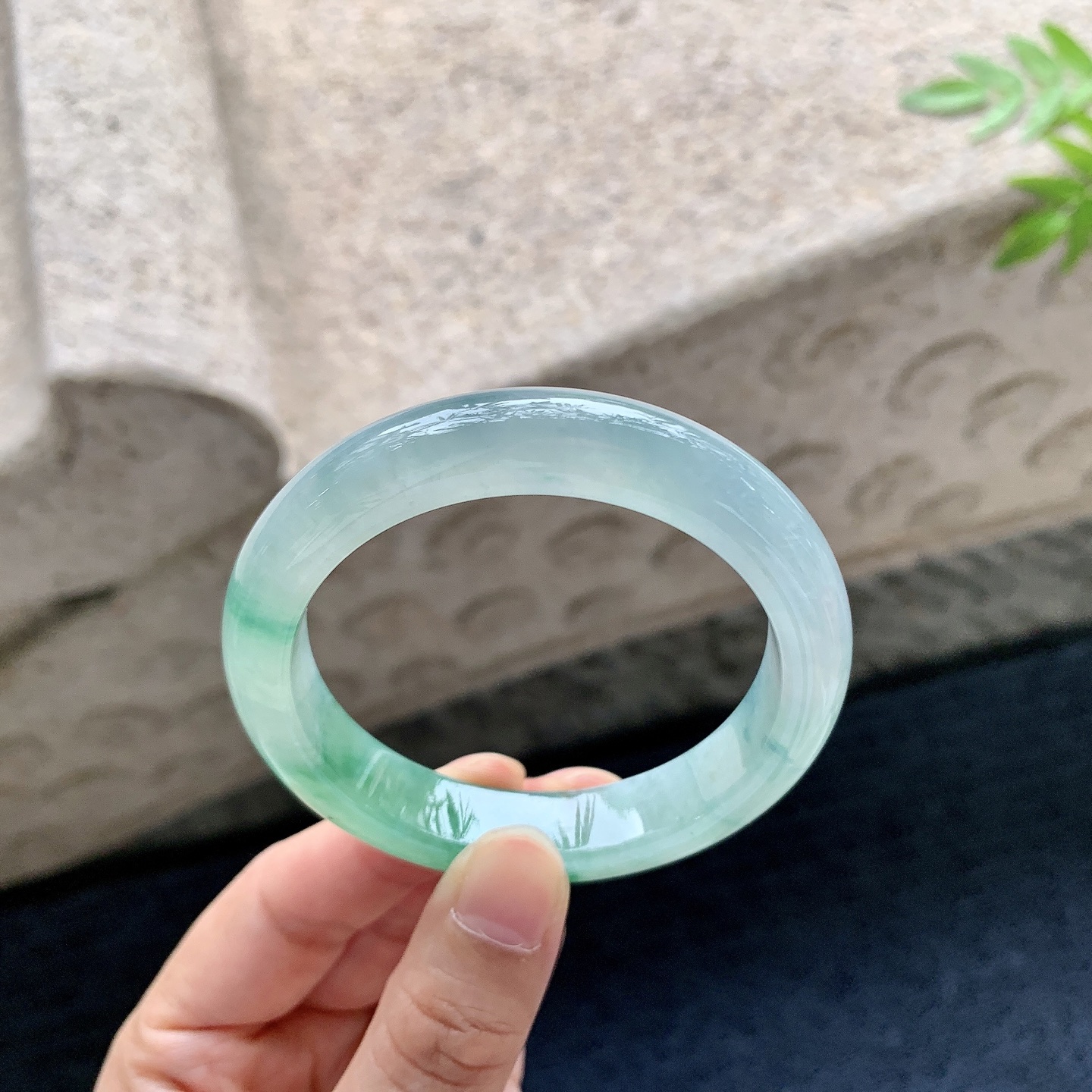 正圈51 52，圈口52.1/11.5/8，编码C5083101，糯冰飘绿，水润，种老，细腻，有纹线