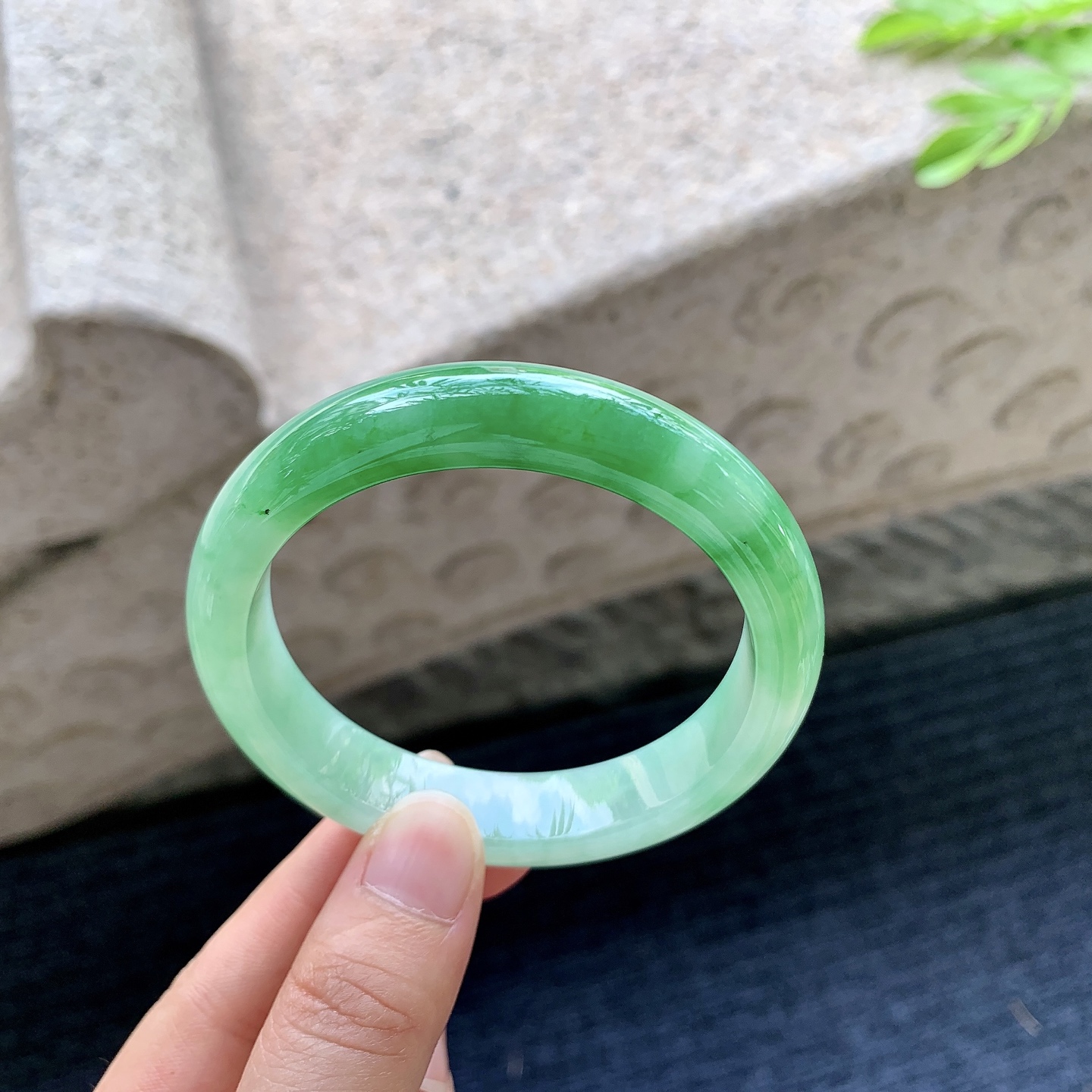 圆条54 55，圈口55.6/12/7.7，编码W6083018，糯冰飘辣绿，水润，种老，细腻，无裂