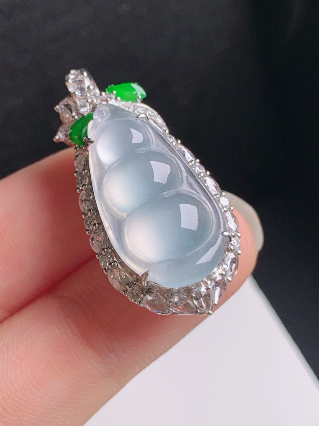 福豆吊坠，冰透起光，形体饱满，连中三元，裸石22.1-11.7-3.333-15.5-12.7，97