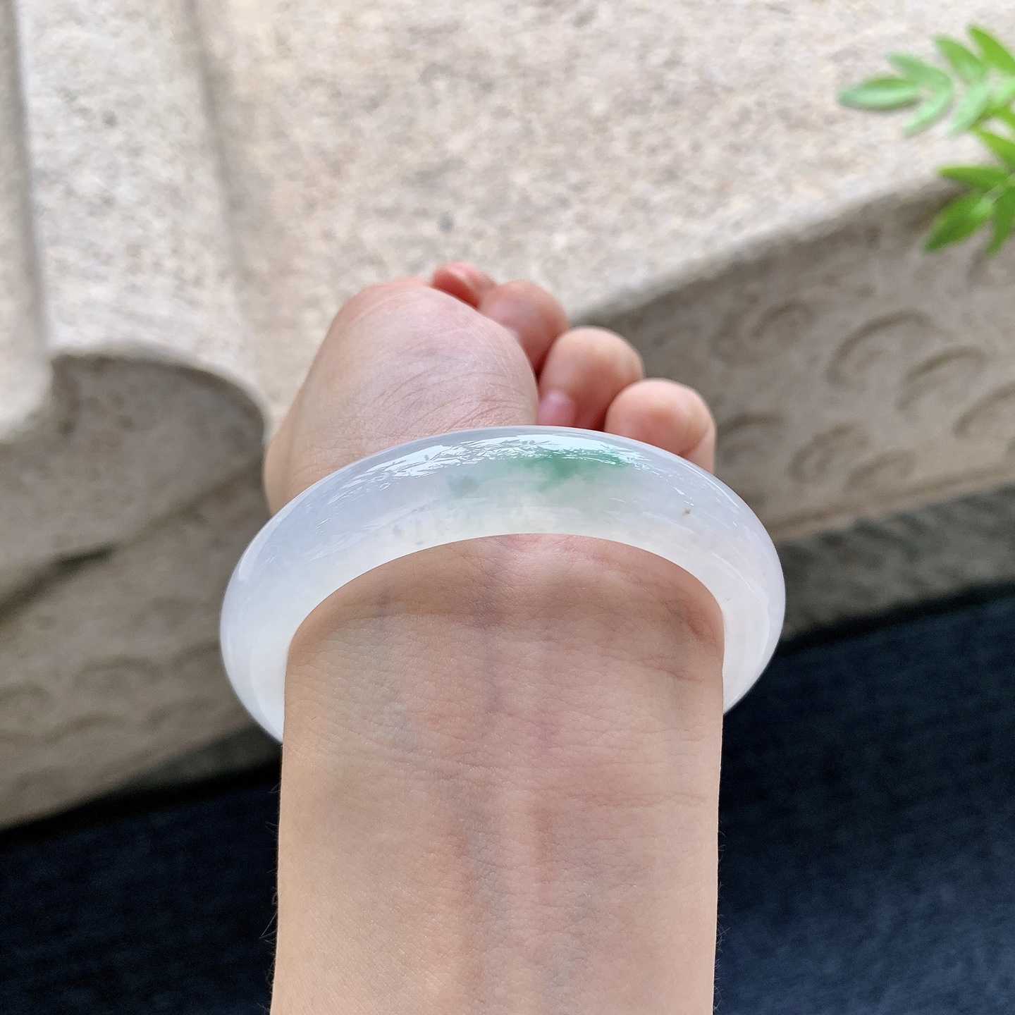正圈53 54，圈口54.5/12.5/8.1，编码B2083120，冰糯飘绿，水润，种老，细腻，打灯有纹线。