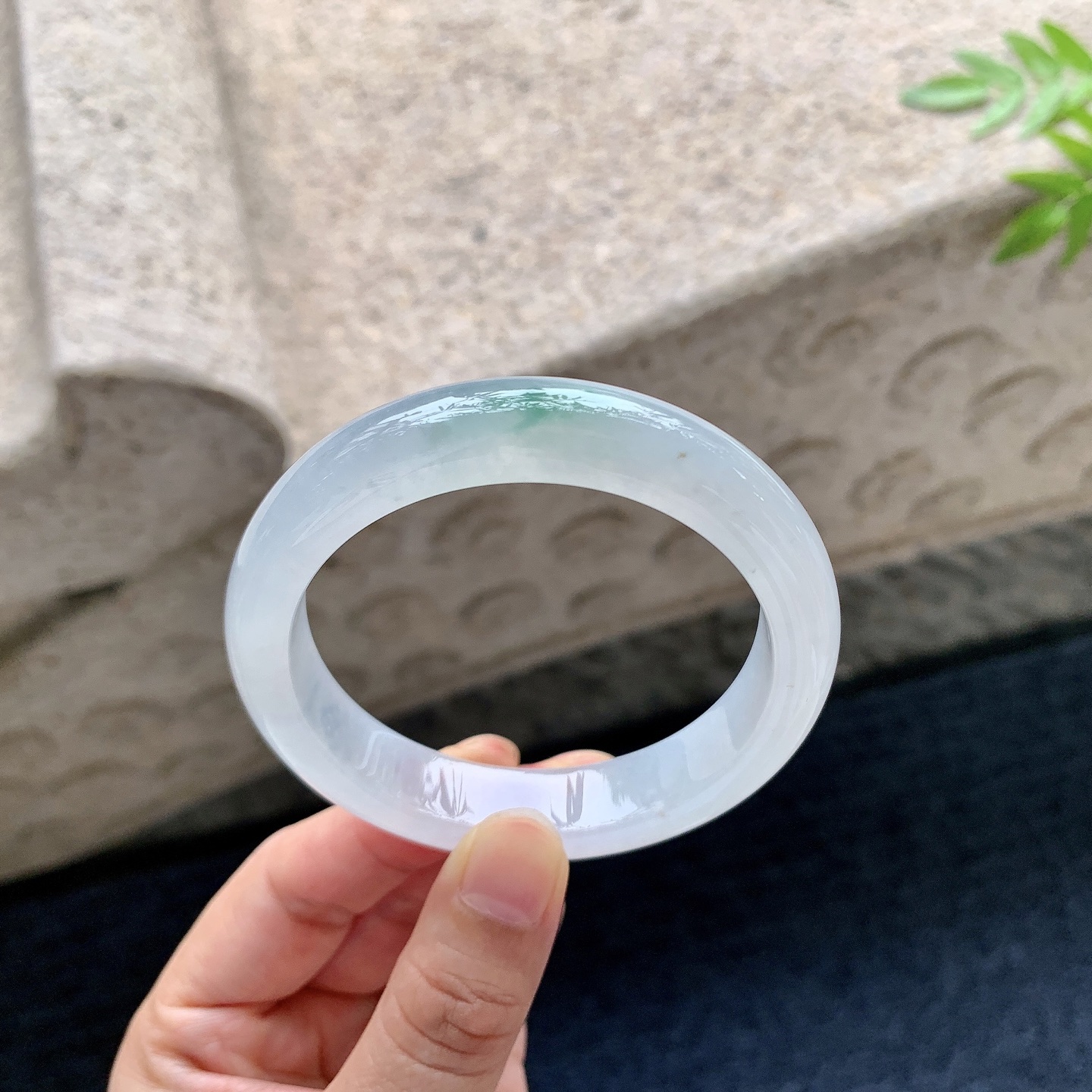 正圈53 54，圈口54.5/12.5/8.1，编码B2083120，冰糯飘绿，水润，种老，细腻，打灯有纹线。