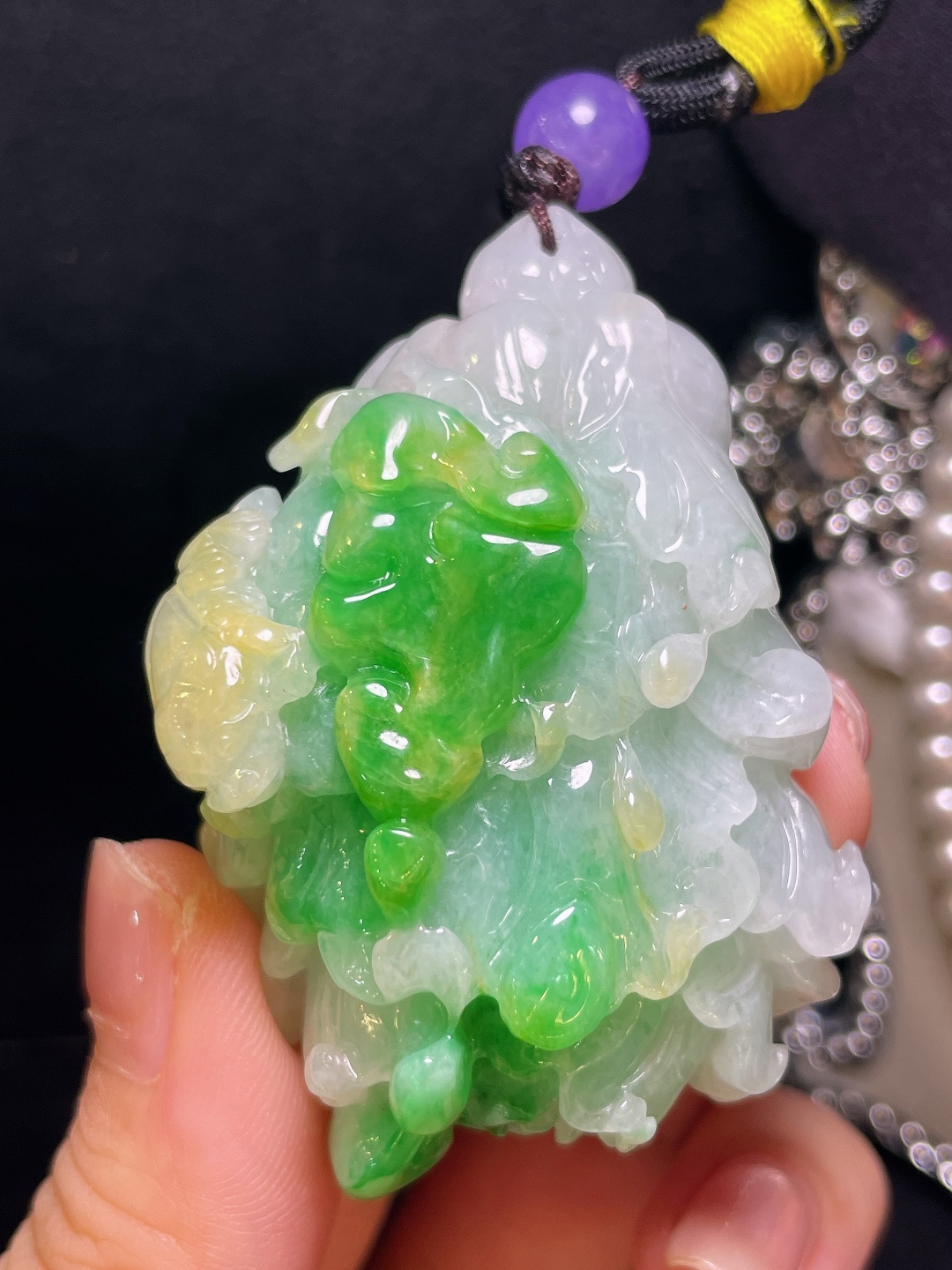 翡翠A货 白菜吊坠，阳绿色，料子冰润细腻，种老起光，上身佩戴效果很好，尺寸如图，59.7-39-25.7