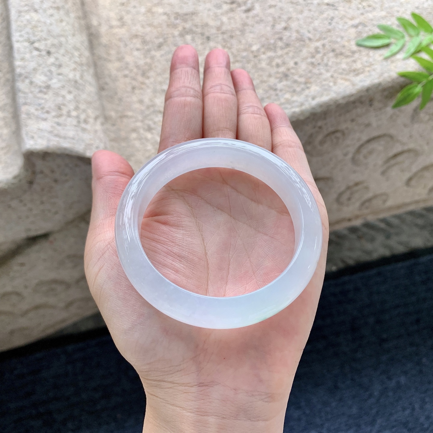 正圈53 54，圈口54.5/12.5/8.1，编码B2083120，冰糯飘绿，水润，种老，细腻，打灯有纹线。