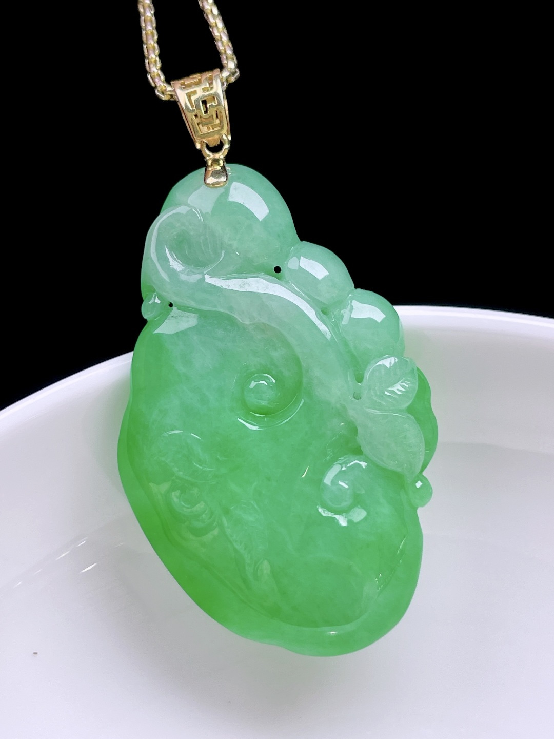 冰阳绿如意,色泽浓郁，种老水润，18k金镶嵌,整体：46,裸石：38.5/24.4/5.5