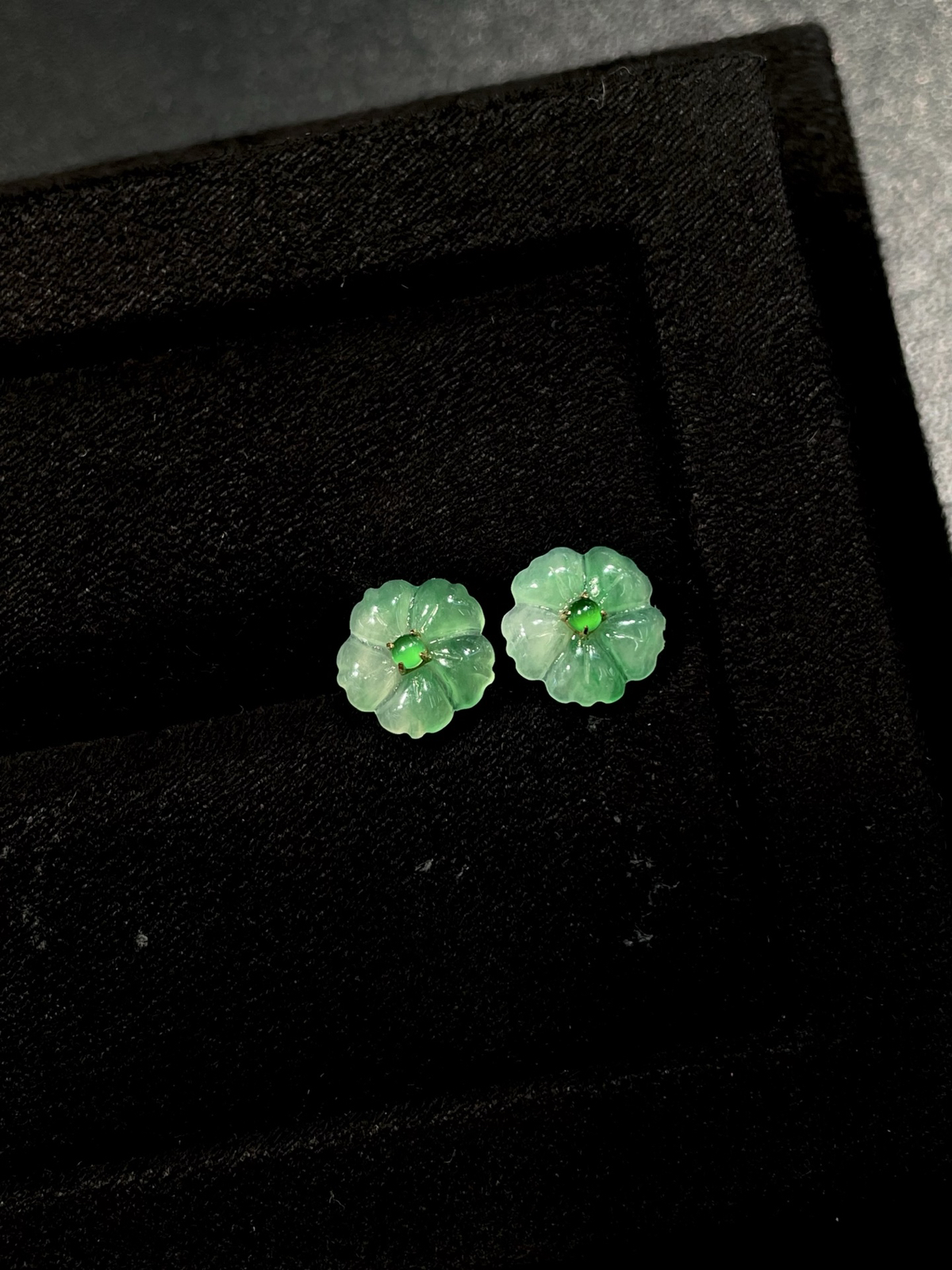 冰飘花花朵耳钉｜18K金
翠色飘花凝于玉，花开耳畔