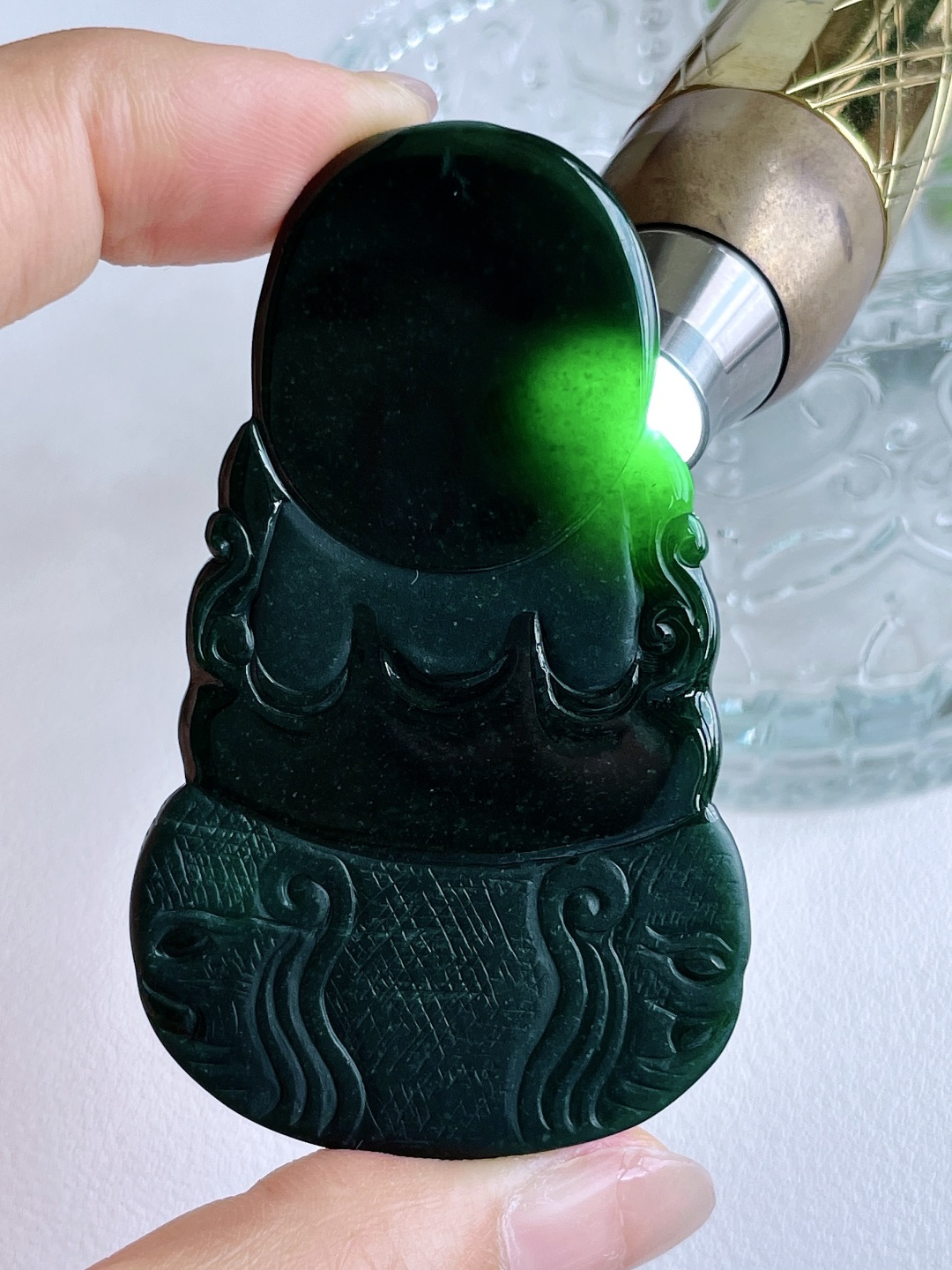 墨翠普贤菩萨牌吊坠, 性比高