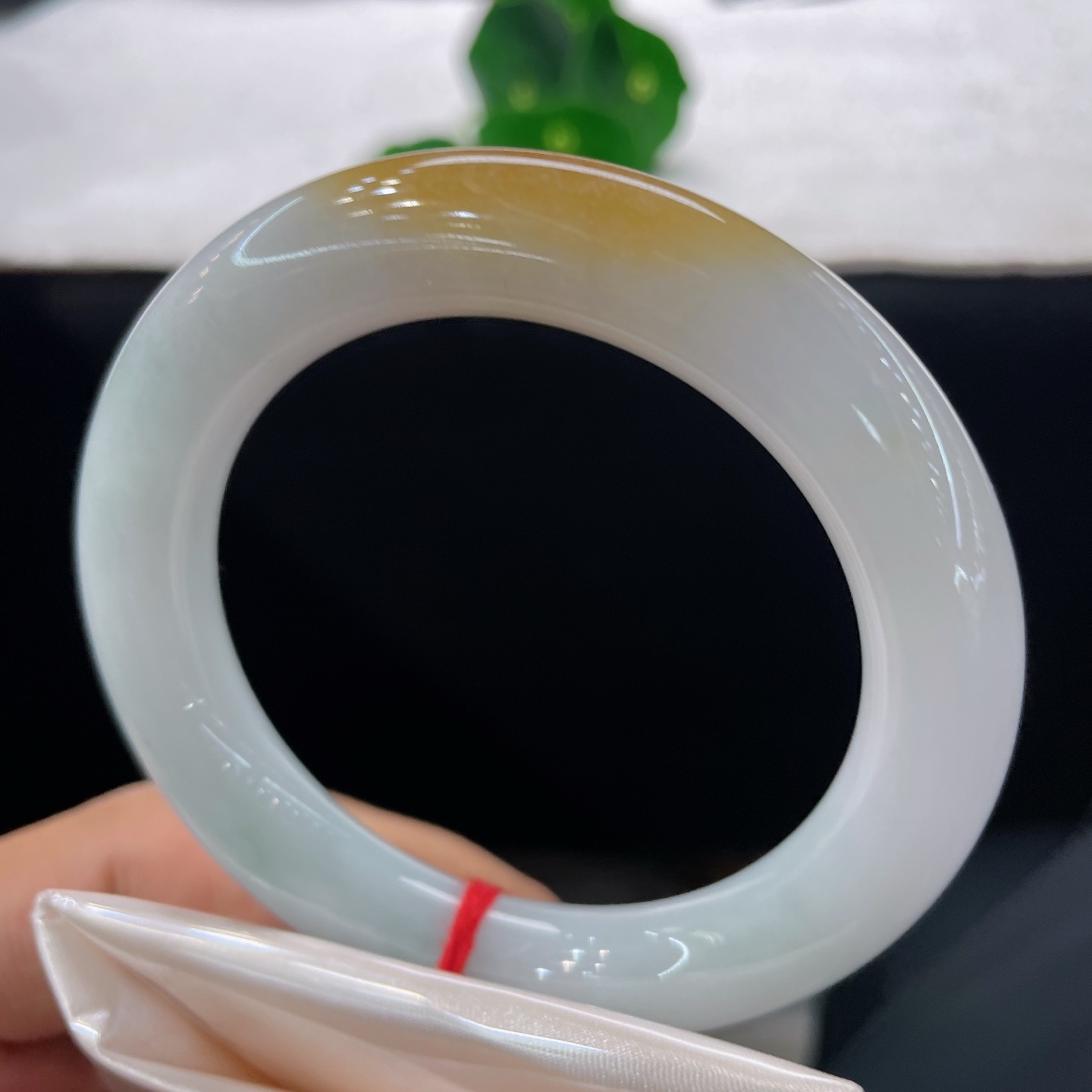 翡翠手镯，圈口54.3/10.9，黄翡胖圆条，54/55可戴，一抹蜜糖黄翡，腕间落日余晖，无裂。