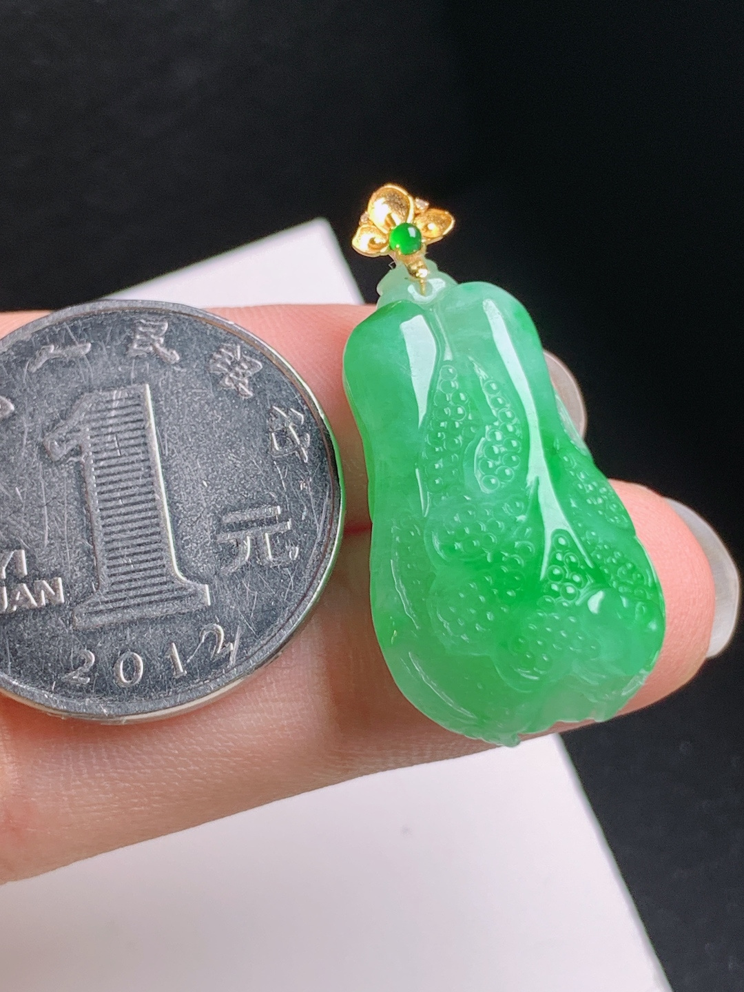 冰飘绿白菜吊坠，色泽鲜亮，精工细琢，百财聚来
