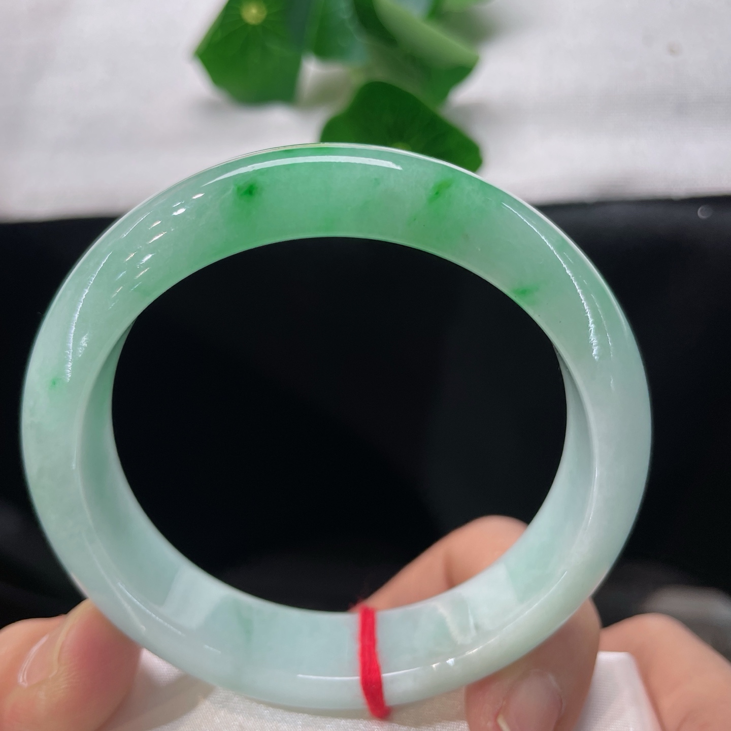 翡翠手镯 圈口59.7/14/8.7，正圈飘绿，59/60可戴，阳绿翠色如春日新柳，无裂