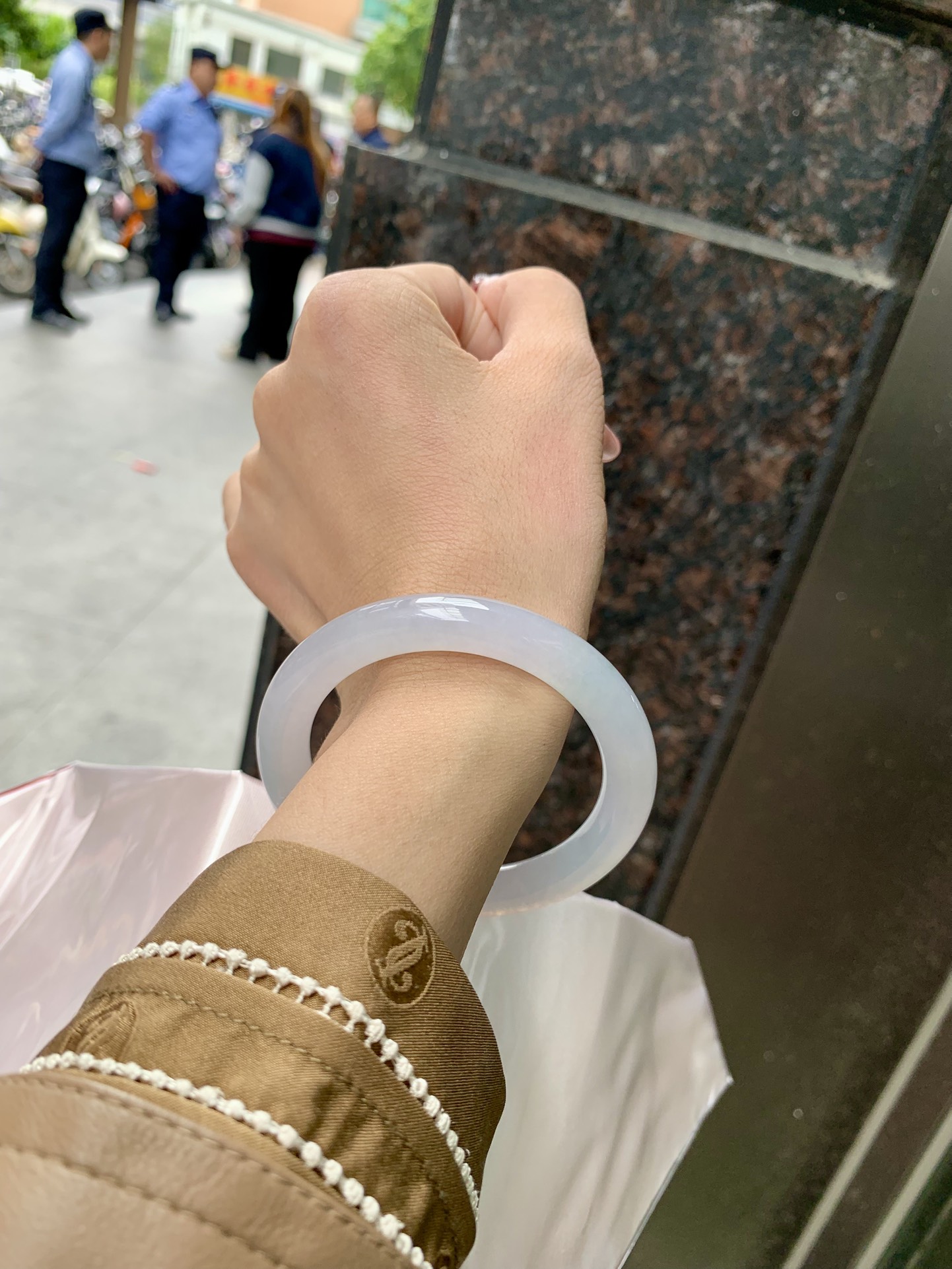 冰粉圆条,52.2-9-8.6,1023-X858-1,无裂，底妆冰润细腻，淡淡梦幻粉色调，让浪漫有了具象化，酥粉盈韧，温柔美人