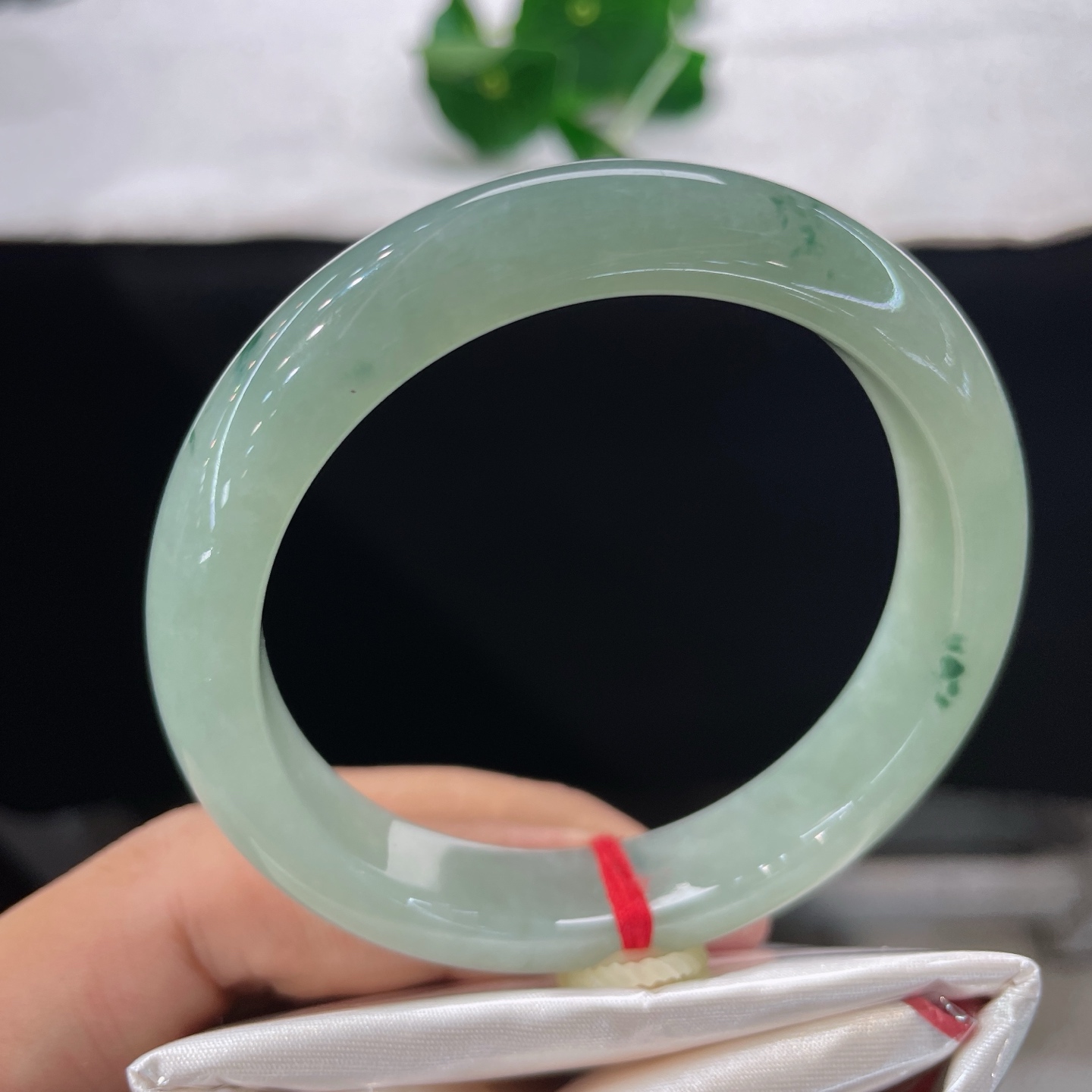 圈口55.7/12/8.3，飘花正圈，55/56可戴，仿若晴溪含翠，质地温润澄澈。清润柔和。无裂。