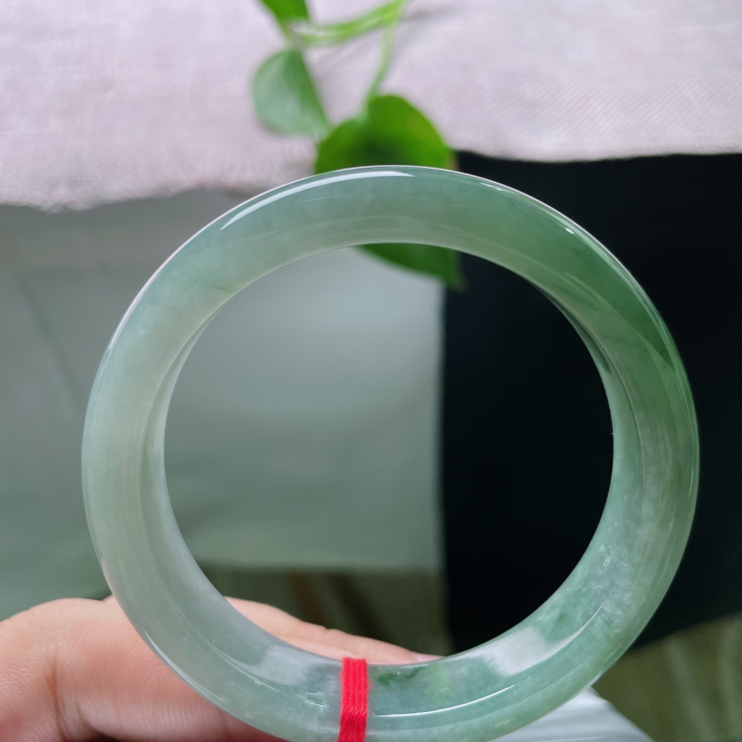飘花正圈，有裂，细腻水润，深浅绿意错落交融，如水墨漫入清潭，上手沉静大方，ss56513a