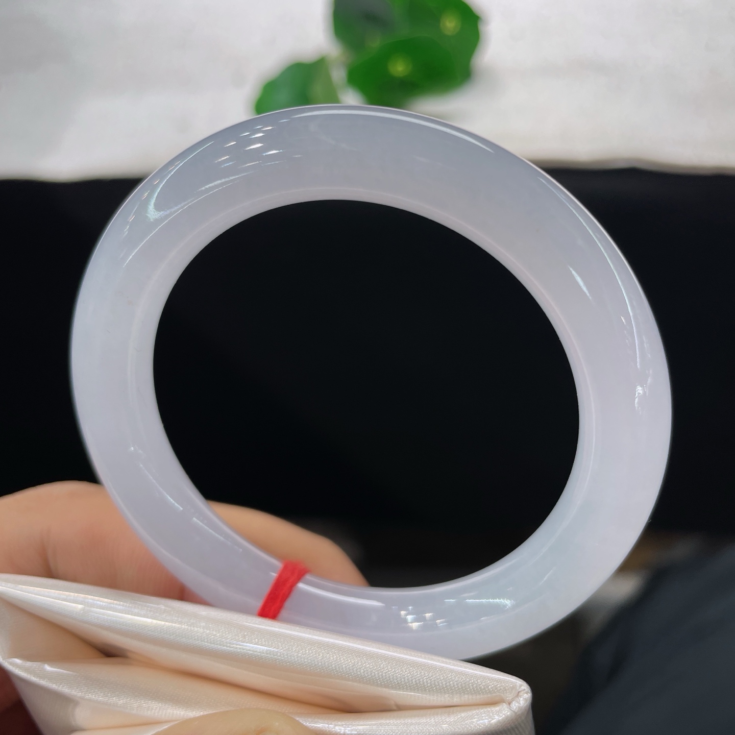 【翡翠手镯】圈口54.6/9.5/9.8，冰紫圆条，正圈56/57可戴，仿若皓月凝霜，质地澄澈冰润。莹光缓缓流转。无裂。