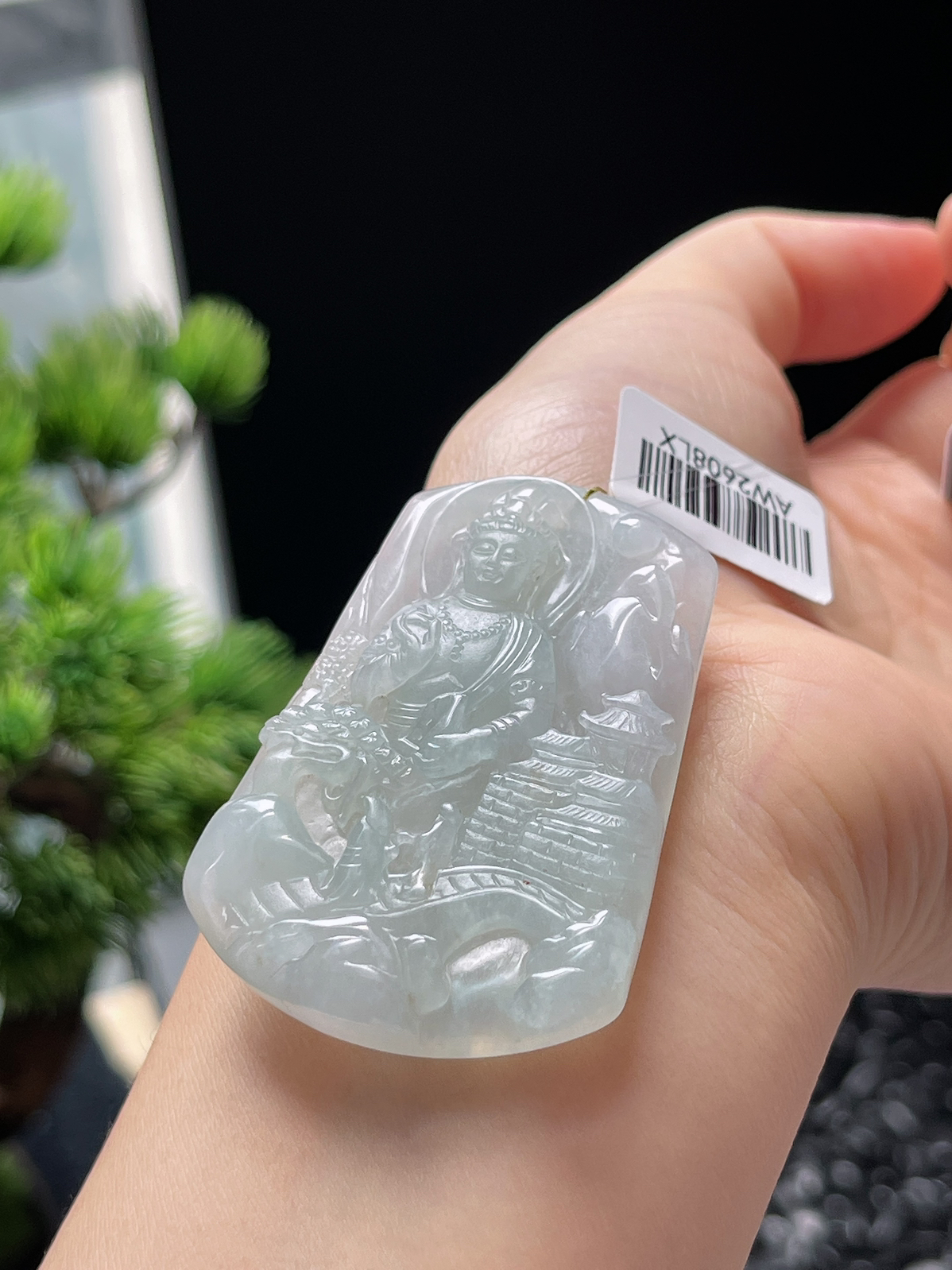 翡翠冰糯种淡绿色吊坠